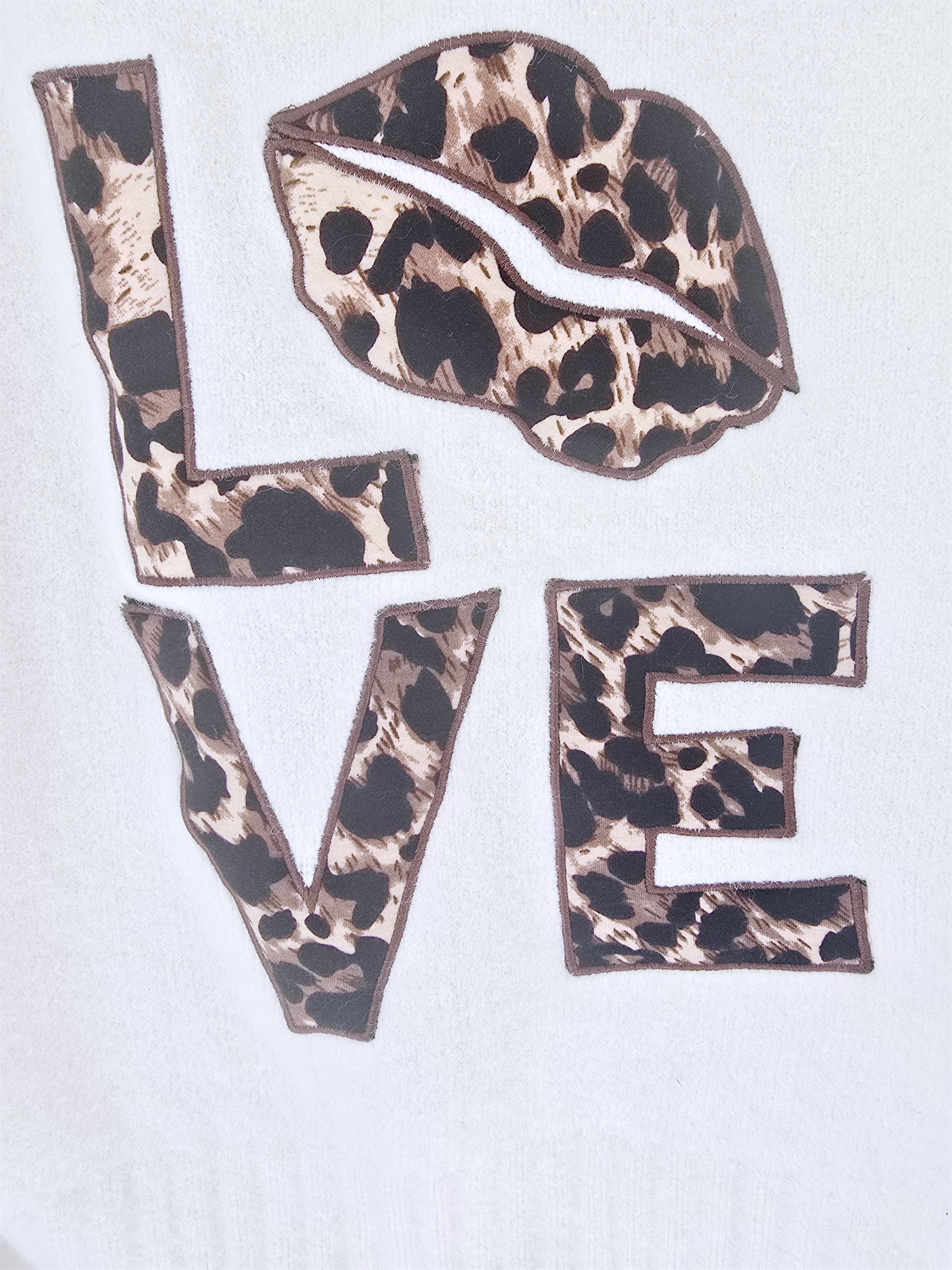 Pull écru à maille chaude à inscriptions léopard