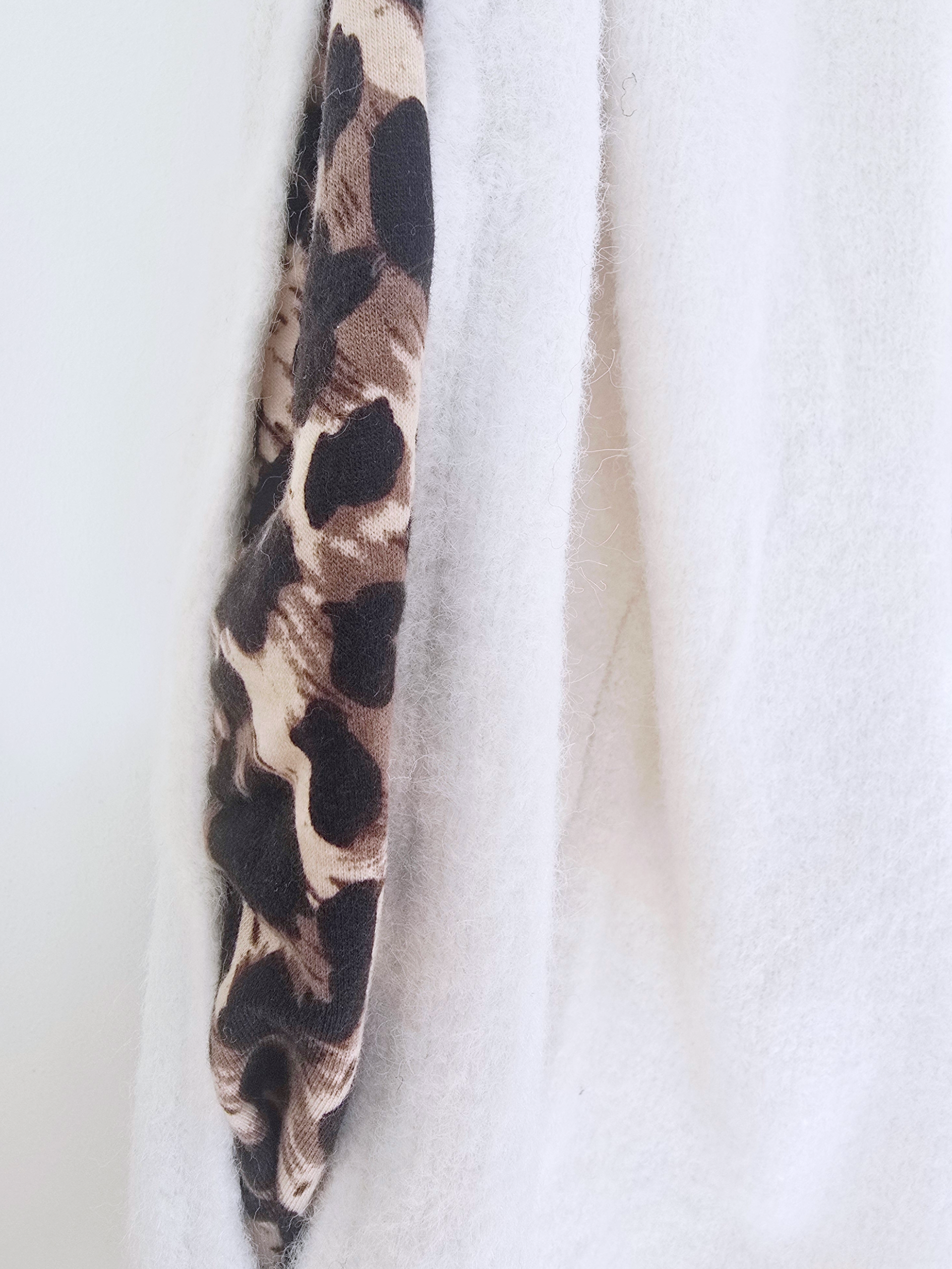 Pull écru à maille chaude à inscriptions léopard