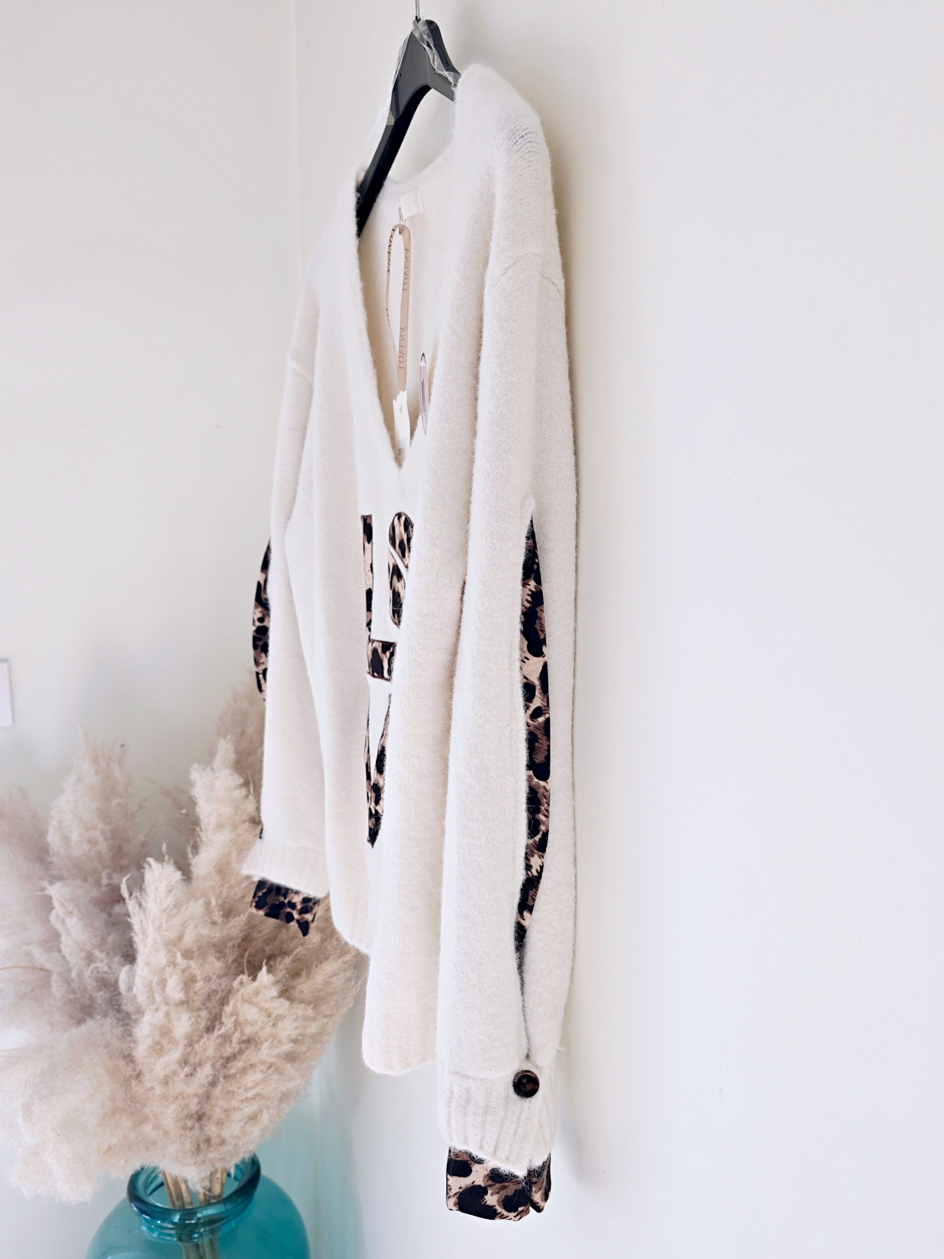 Pull écru à maille chaude à inscriptions léopard