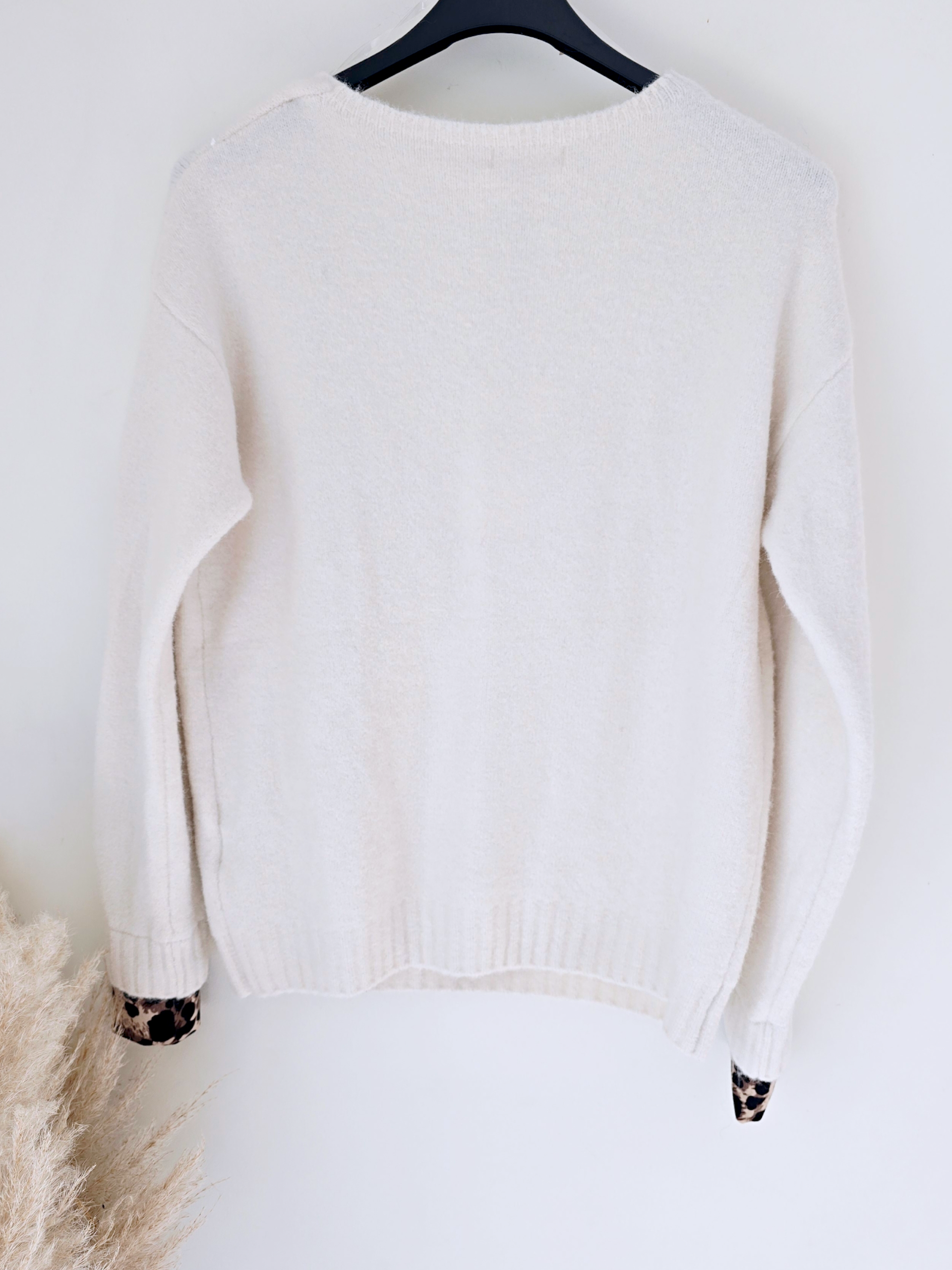 Pull écru à maille chaude à inscriptions léopard