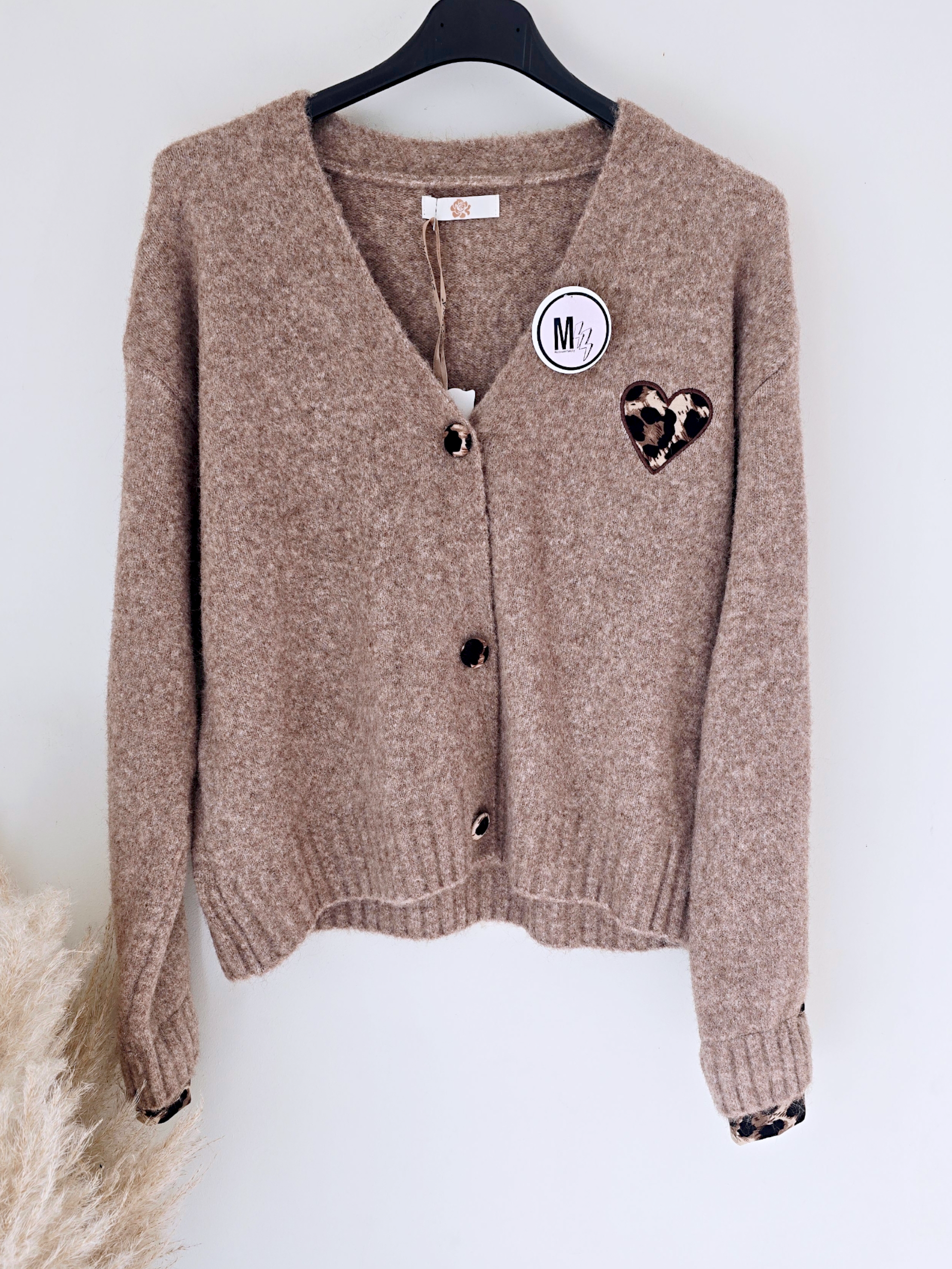 Cardigan beige chiné à maille chaude coeur léopard.
