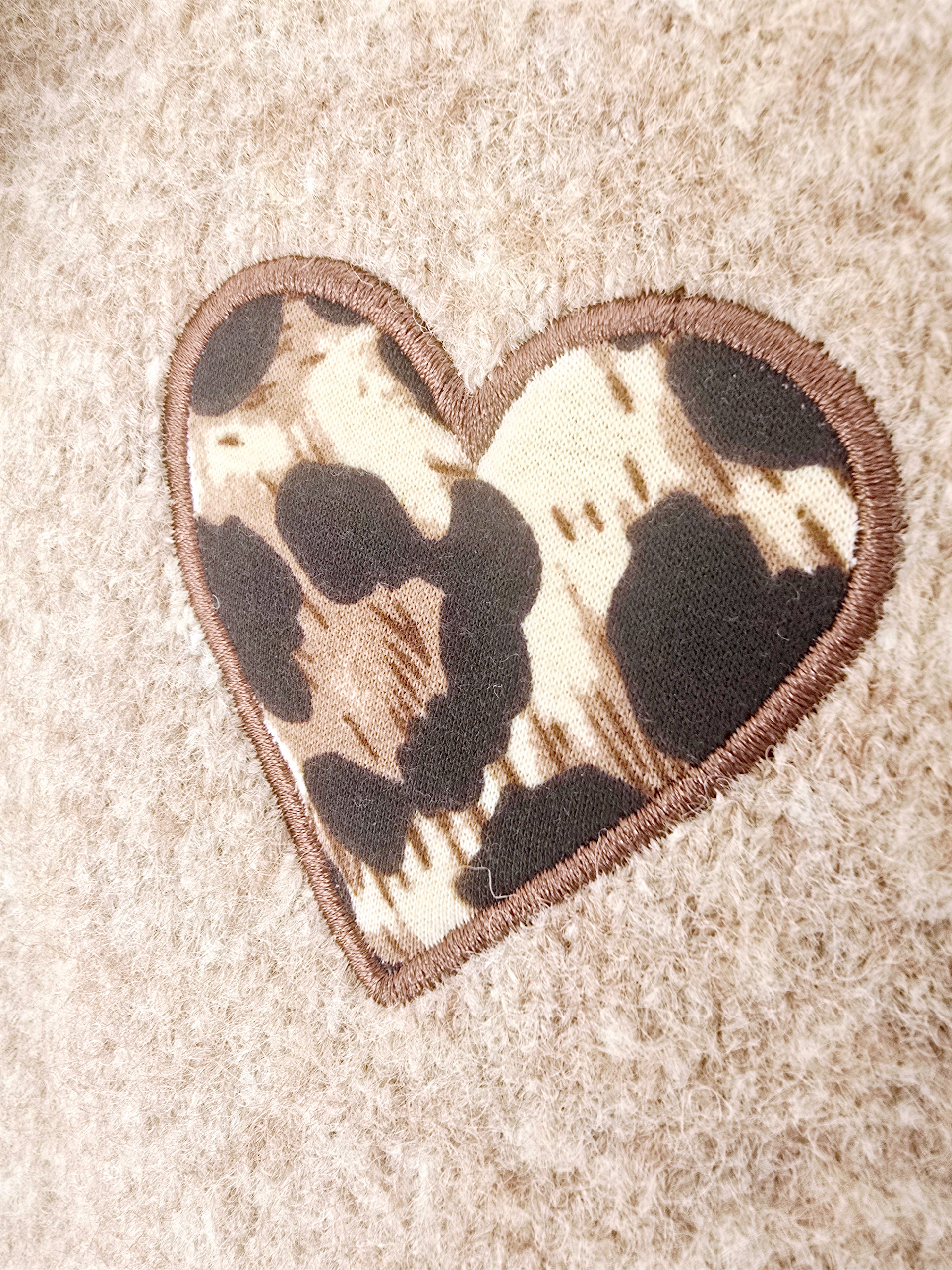 Cardigan beige chiné à maille chaude coeur léopard.