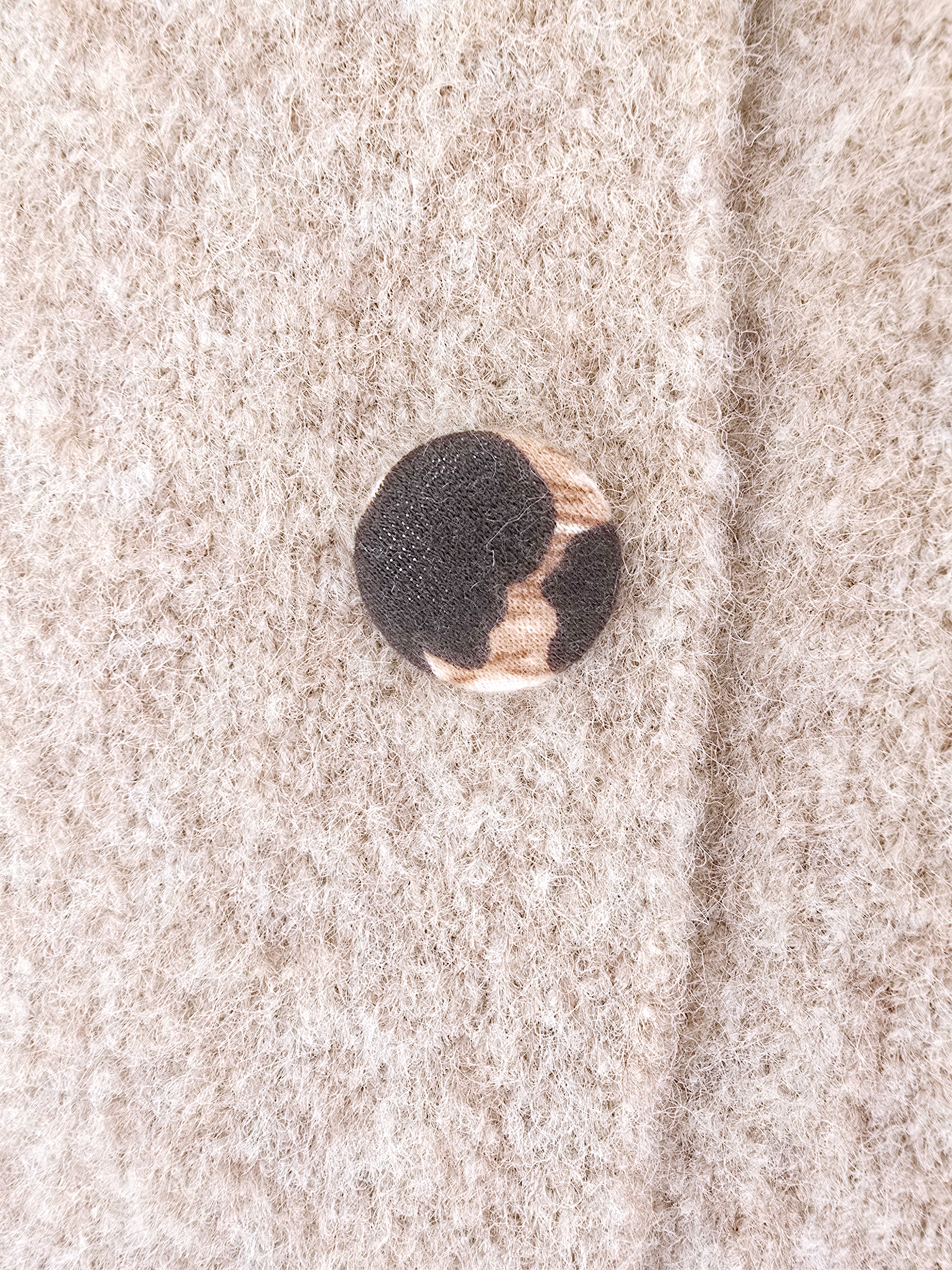 Cardigan beige chiné à maille chaude coeur léopard.