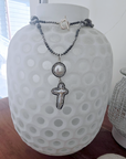 Sautoir argenté perles et pendentif croix