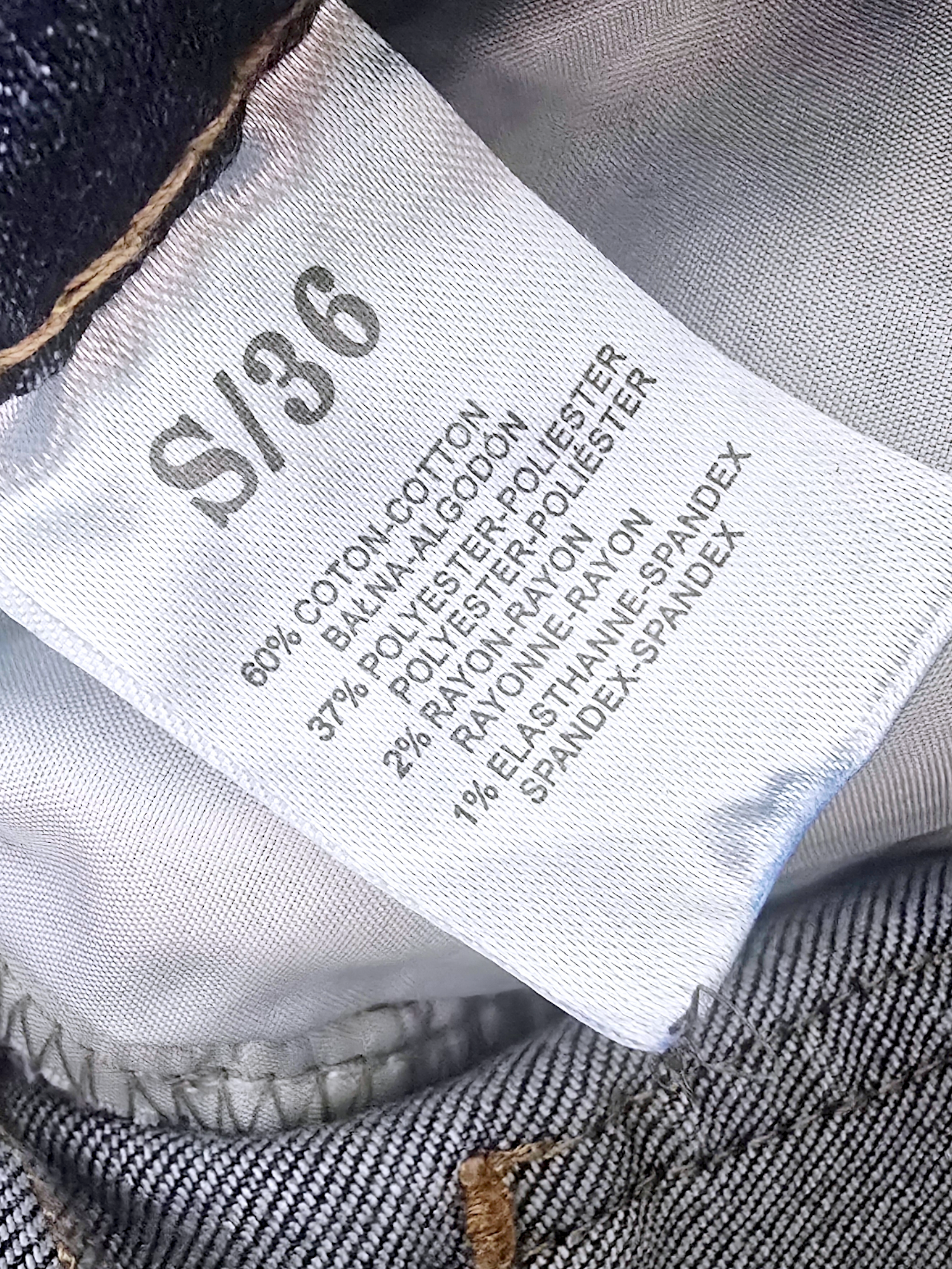 Jean bleu coupe droite à ceinture asymétrique.