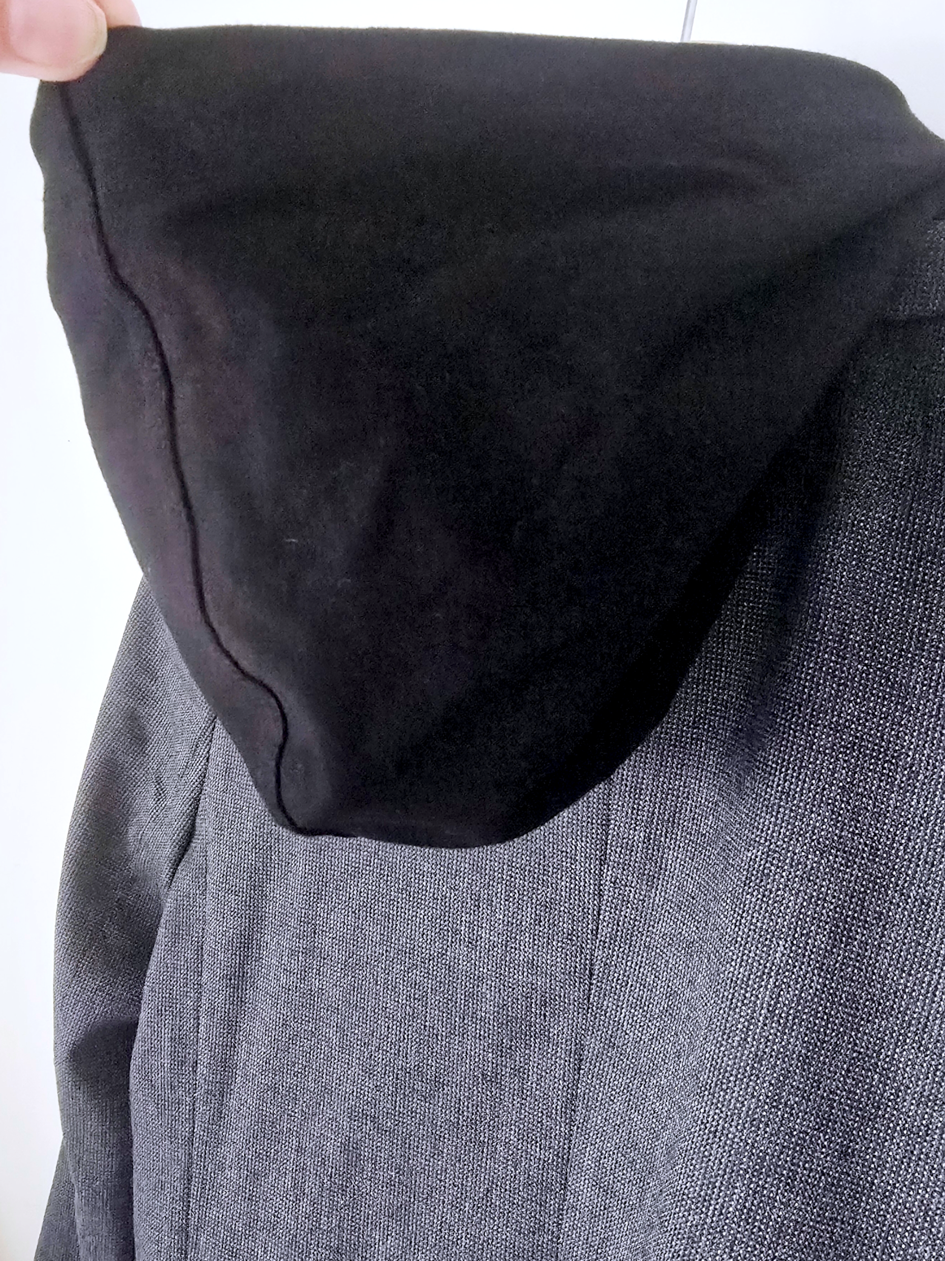 Veste noire et grise à capuche