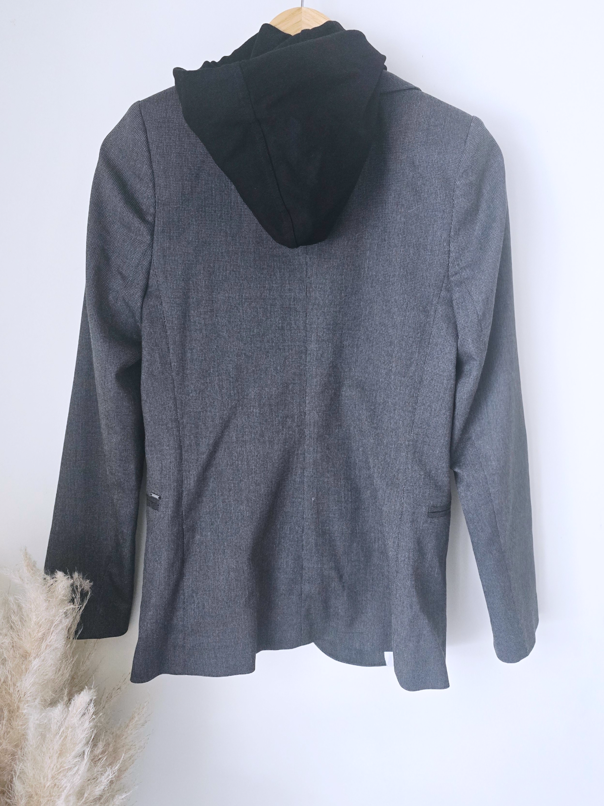 Veste noire et grise à capuche