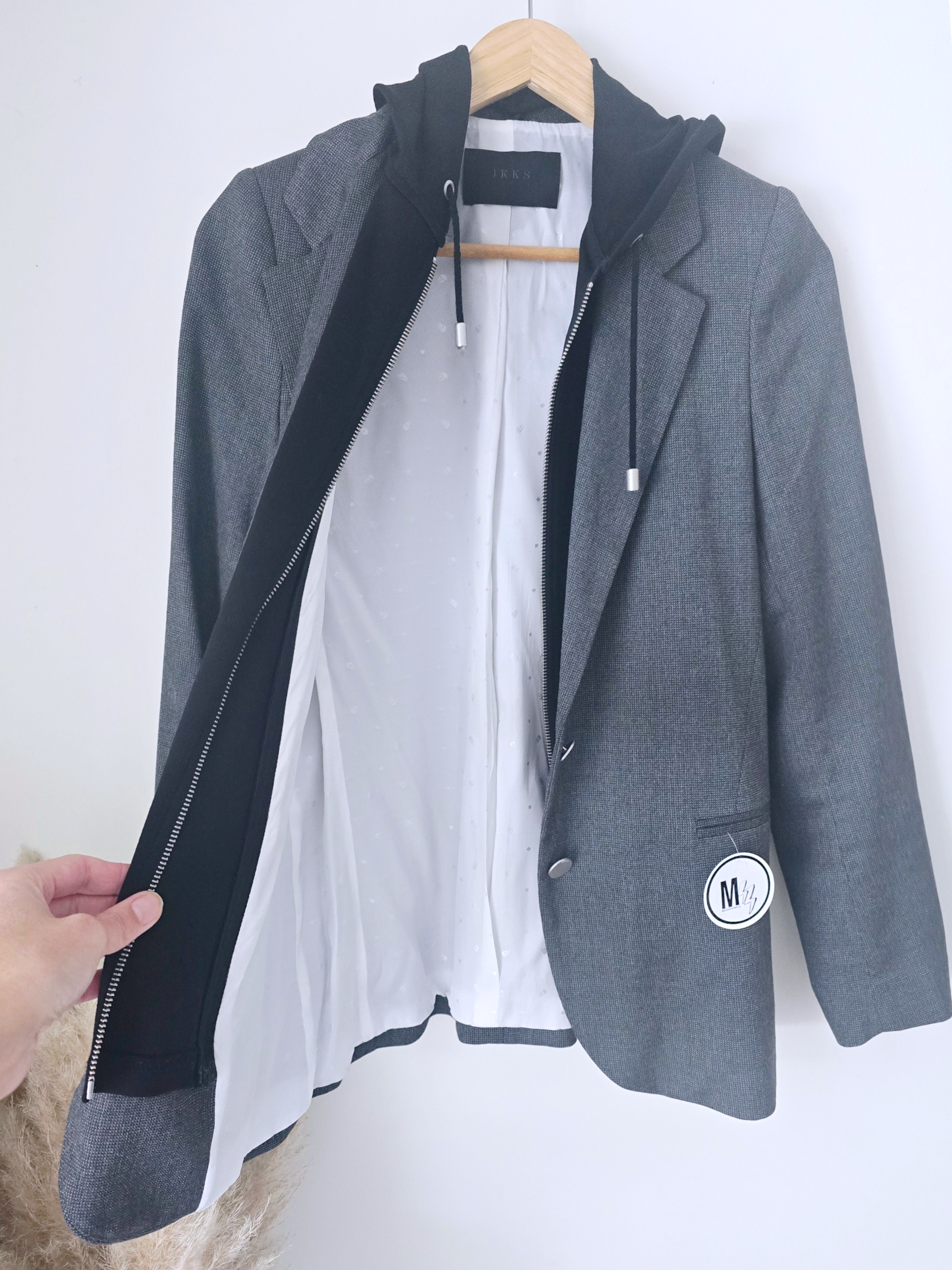 Veste noire et grise à capuche