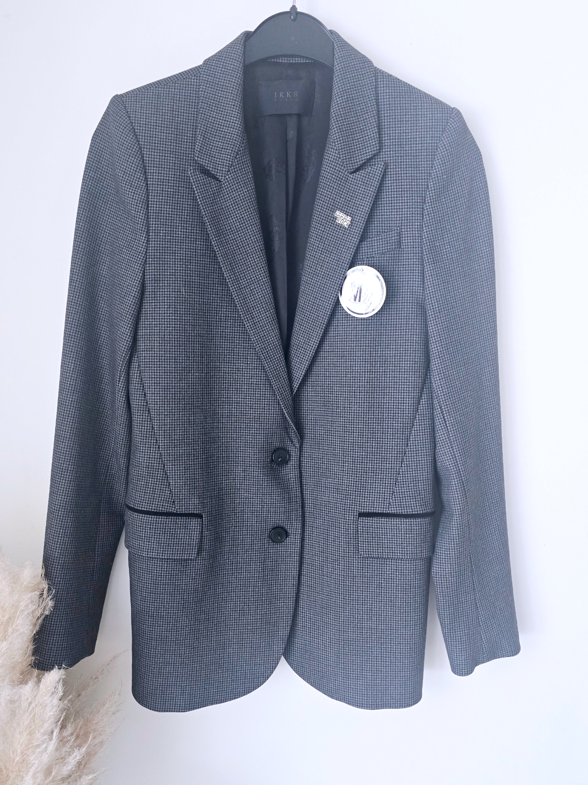 Veste chic noire &amp; grise avec pin's