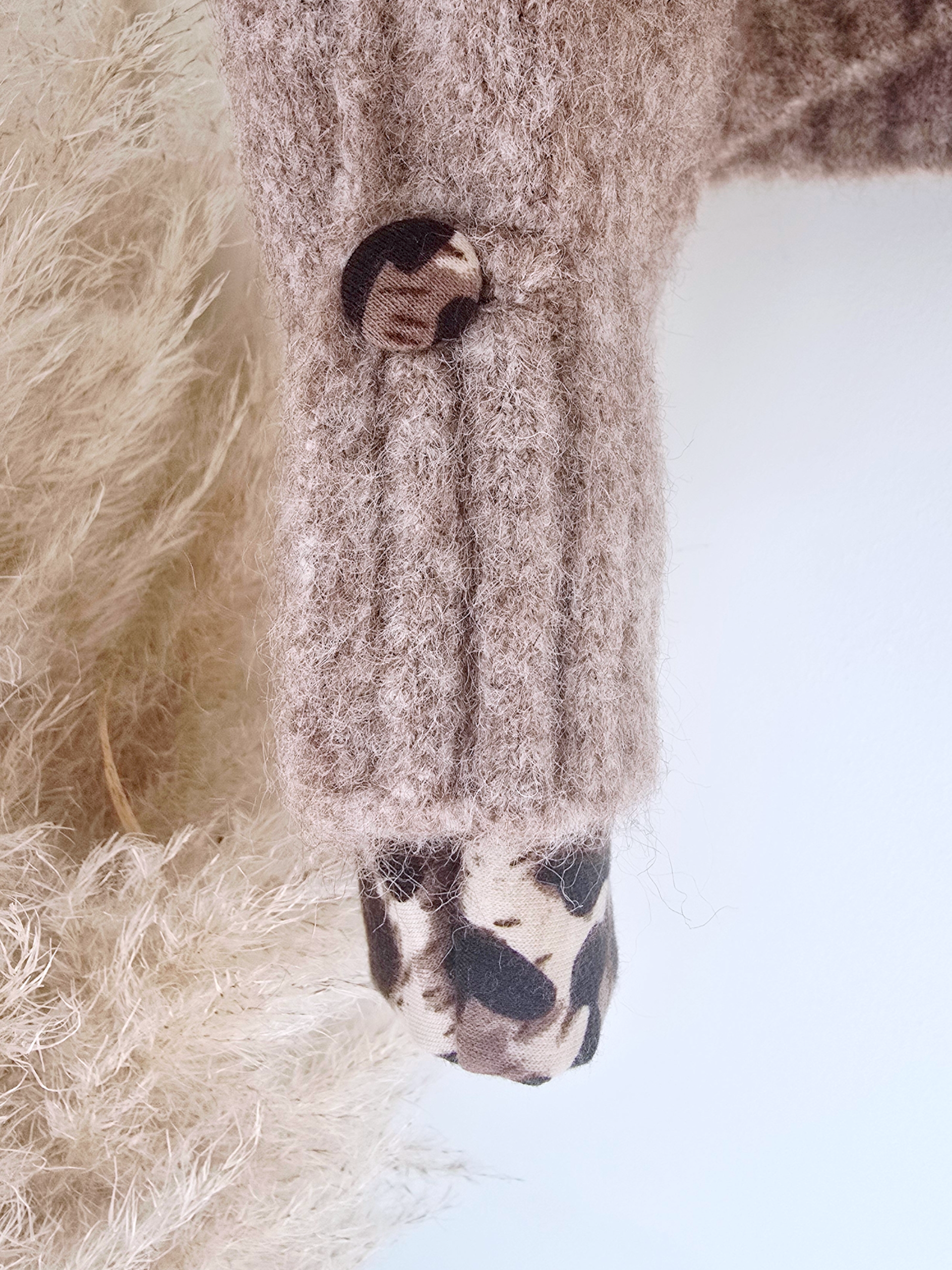 Cardigan beige chiné à maille chaude coeur léopard.