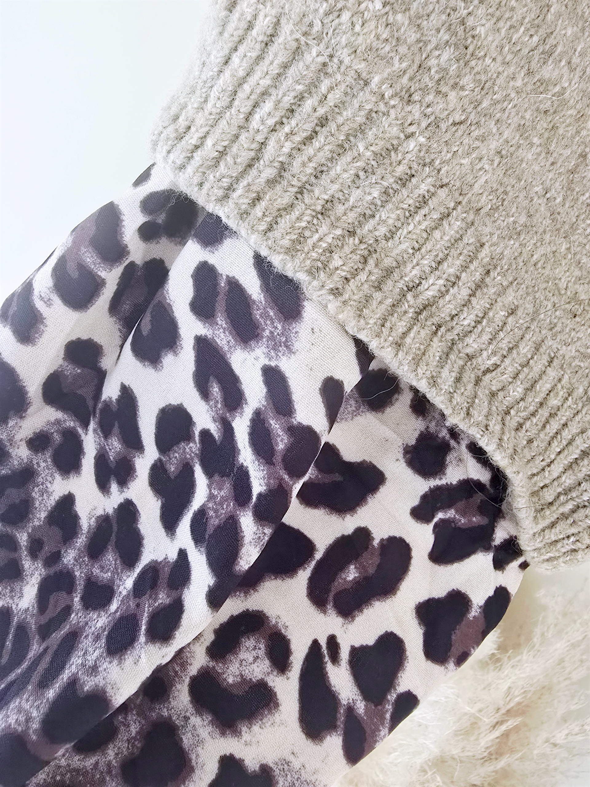 Pull beige chiné à maille chaude coeur léopard.