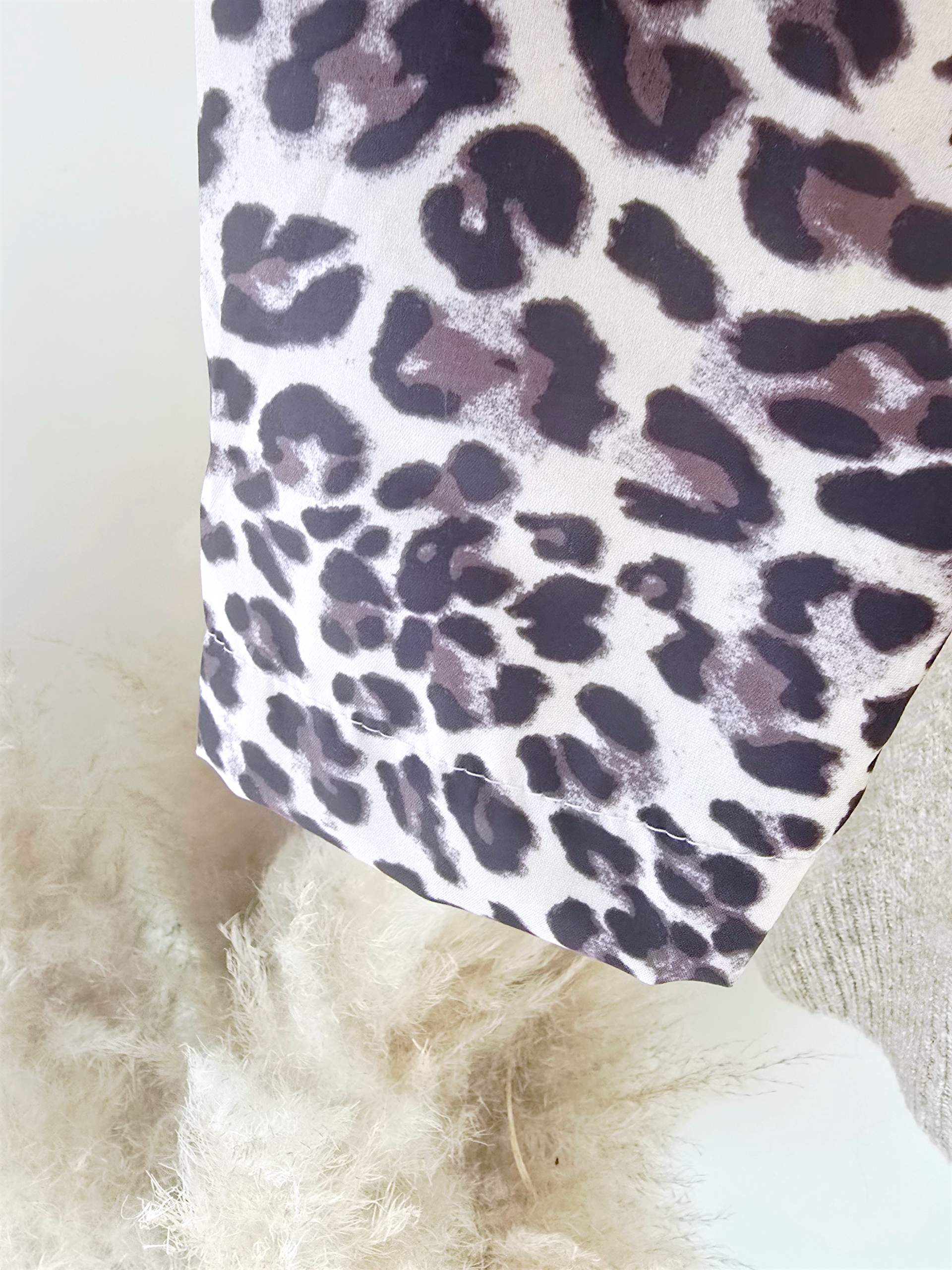 Pull beige chiné à maille chaude coeur léopard.