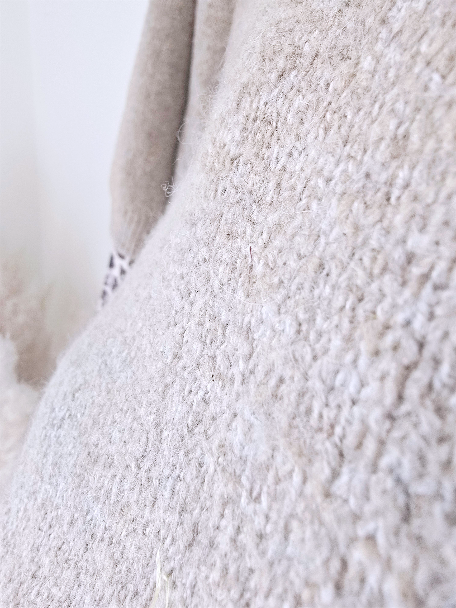 Pull beige chiné à maille chaude coeur léopard.