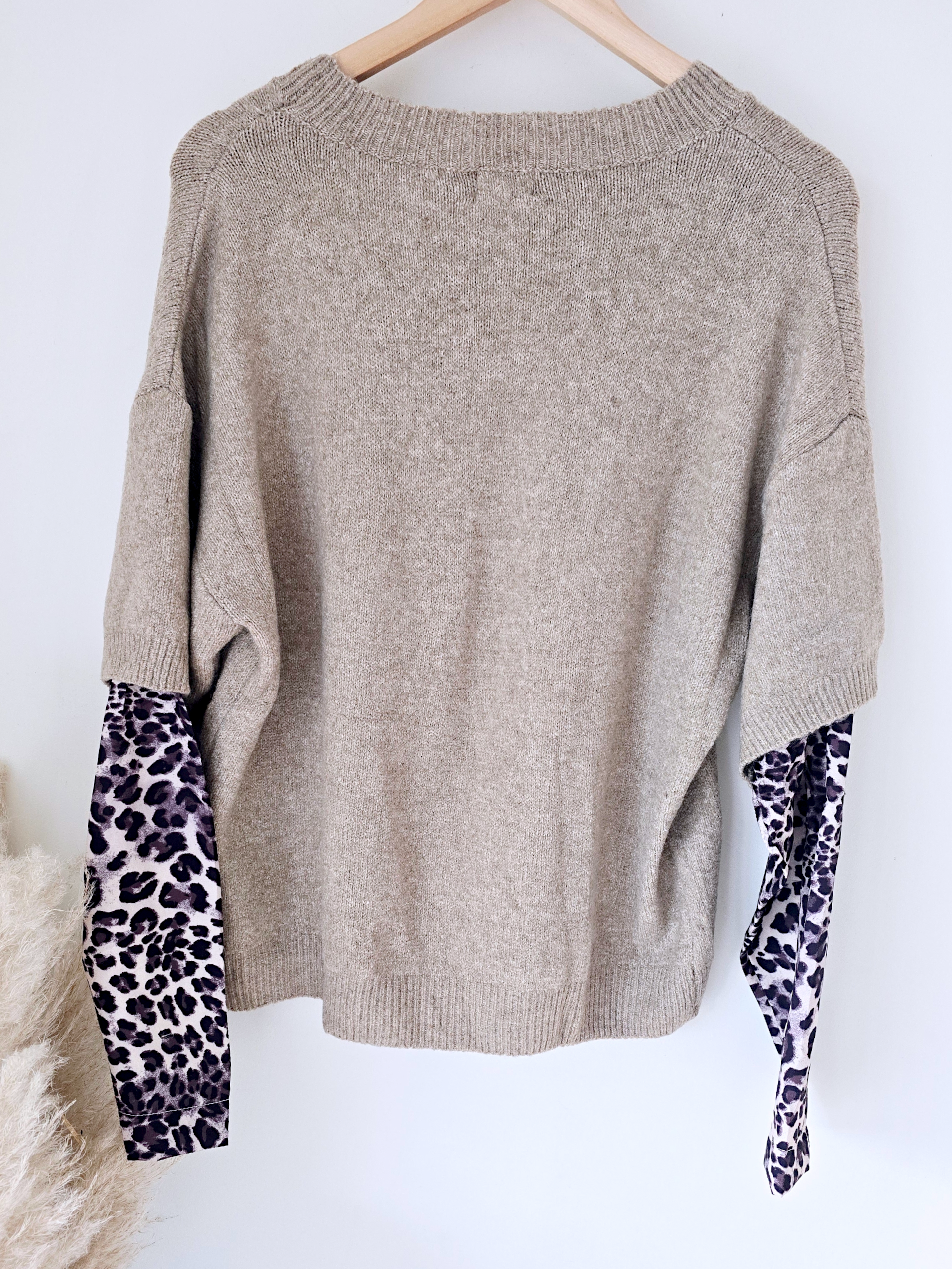 Pull beige chiné à maille chaude coeur léopard.