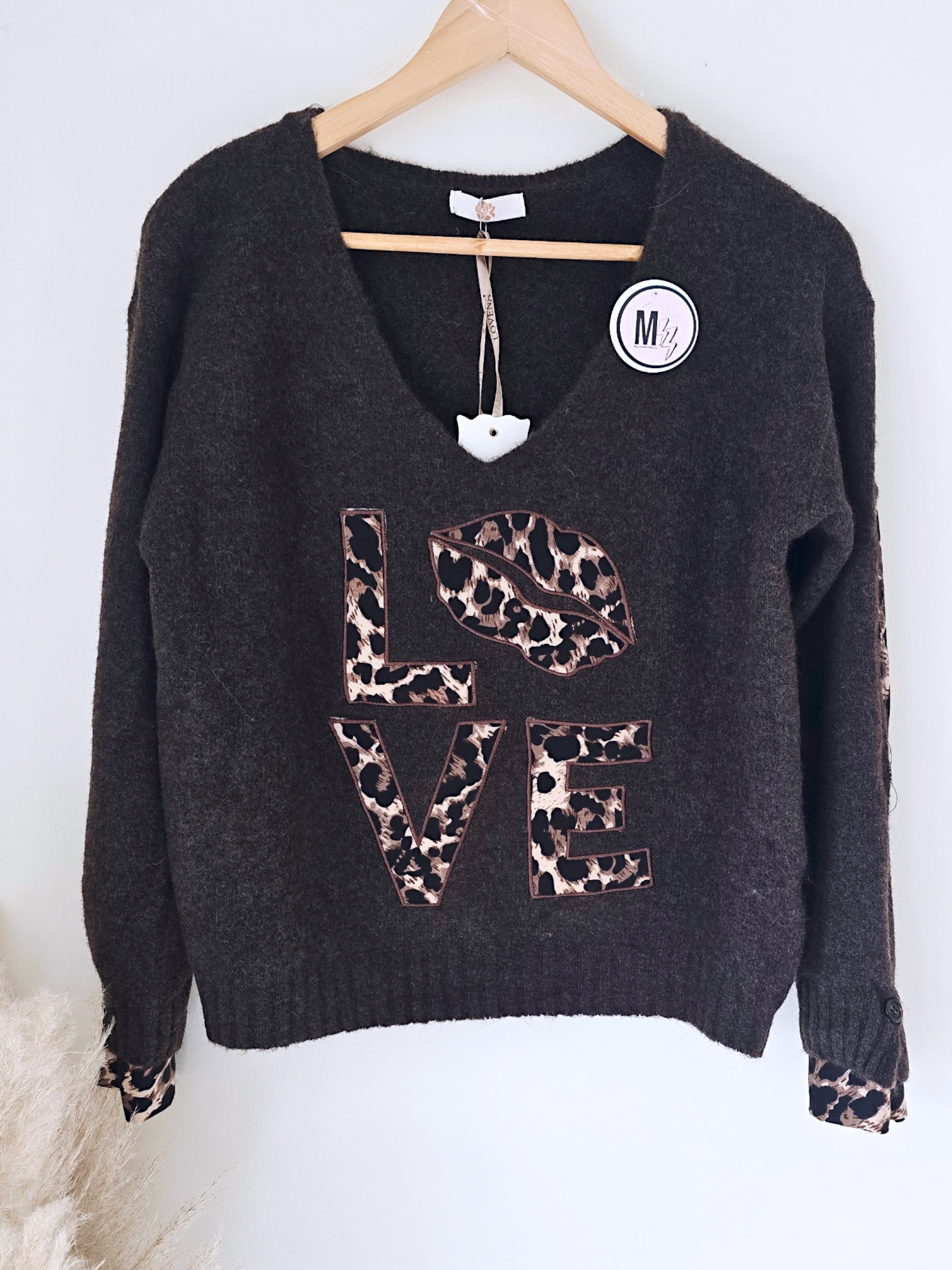 Pull marron à maille chaude à inscriptions léopard