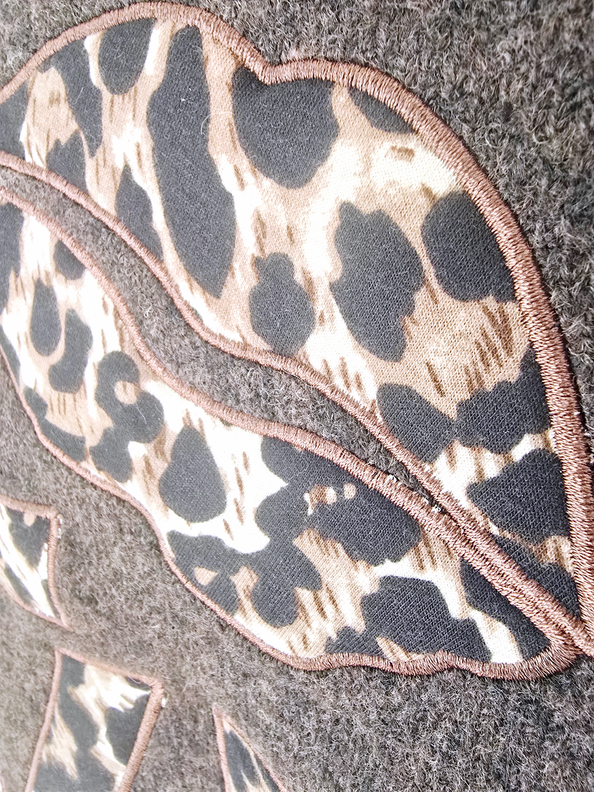 Pull marron à maille chaude à inscriptions léopard