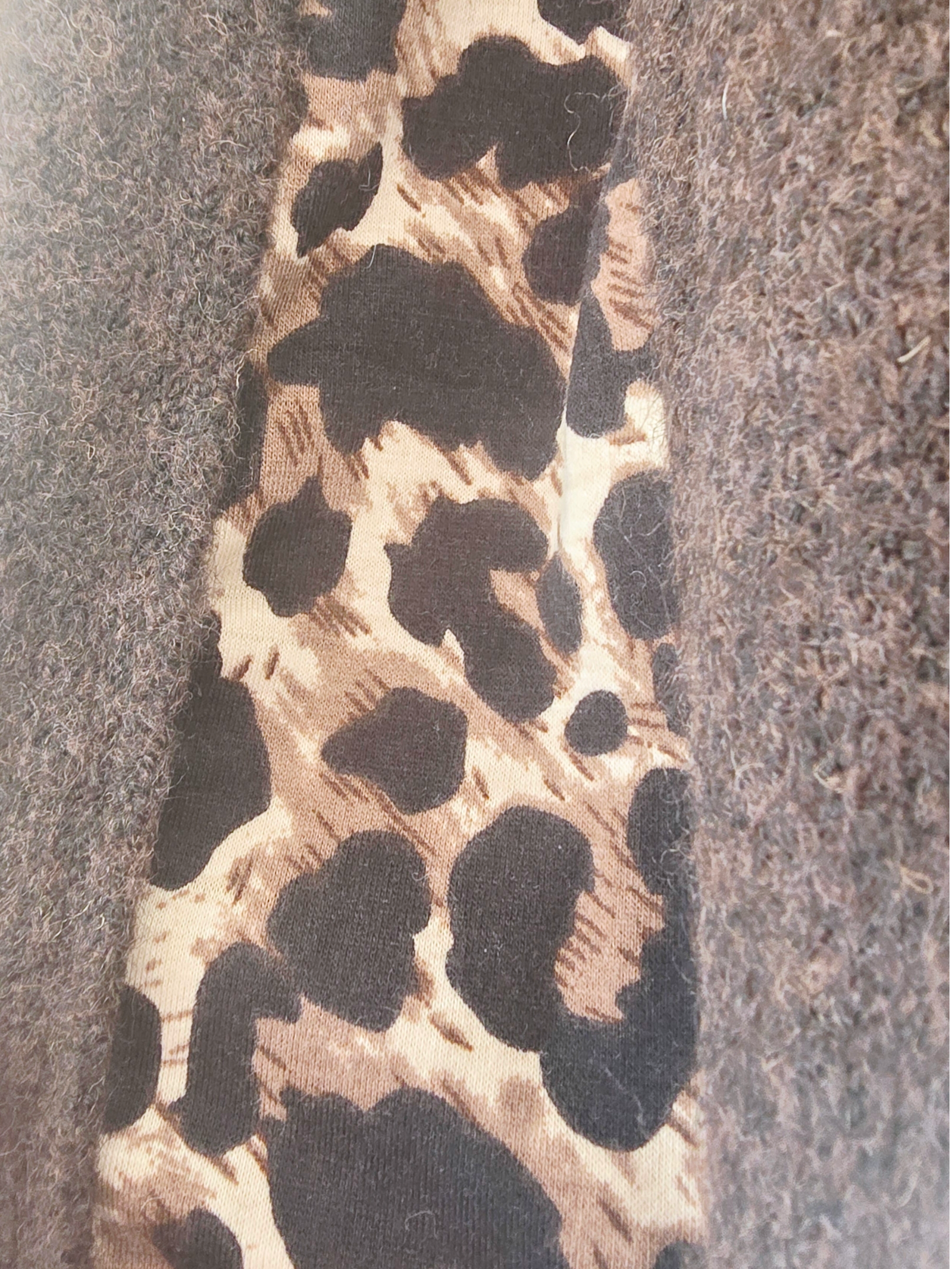 Pull marron à maille chaude à inscriptions léopard