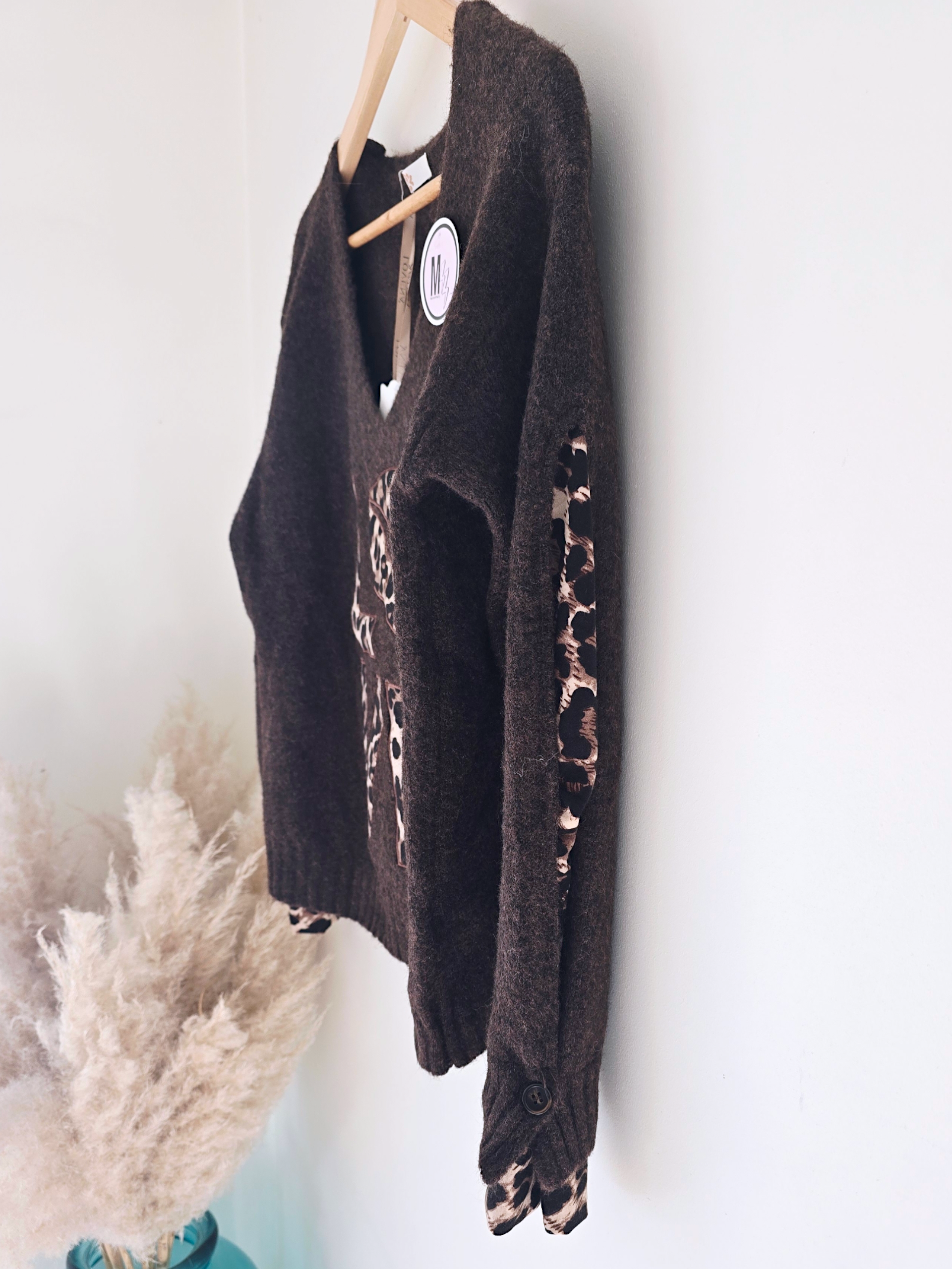 Pull marron à maille chaude à inscriptions léopard