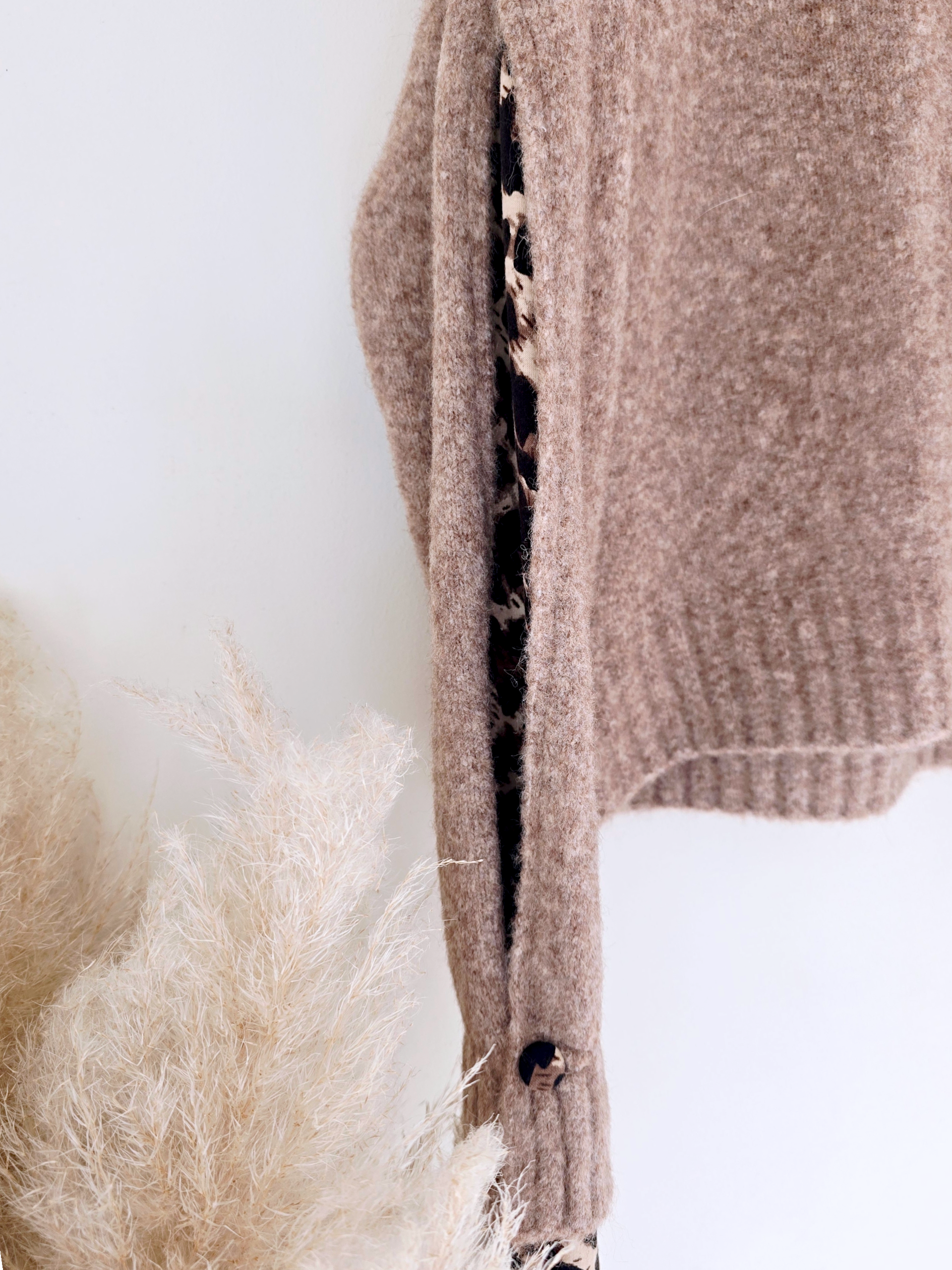 Cardigan beige chiné à maille chaude coeur léopard.