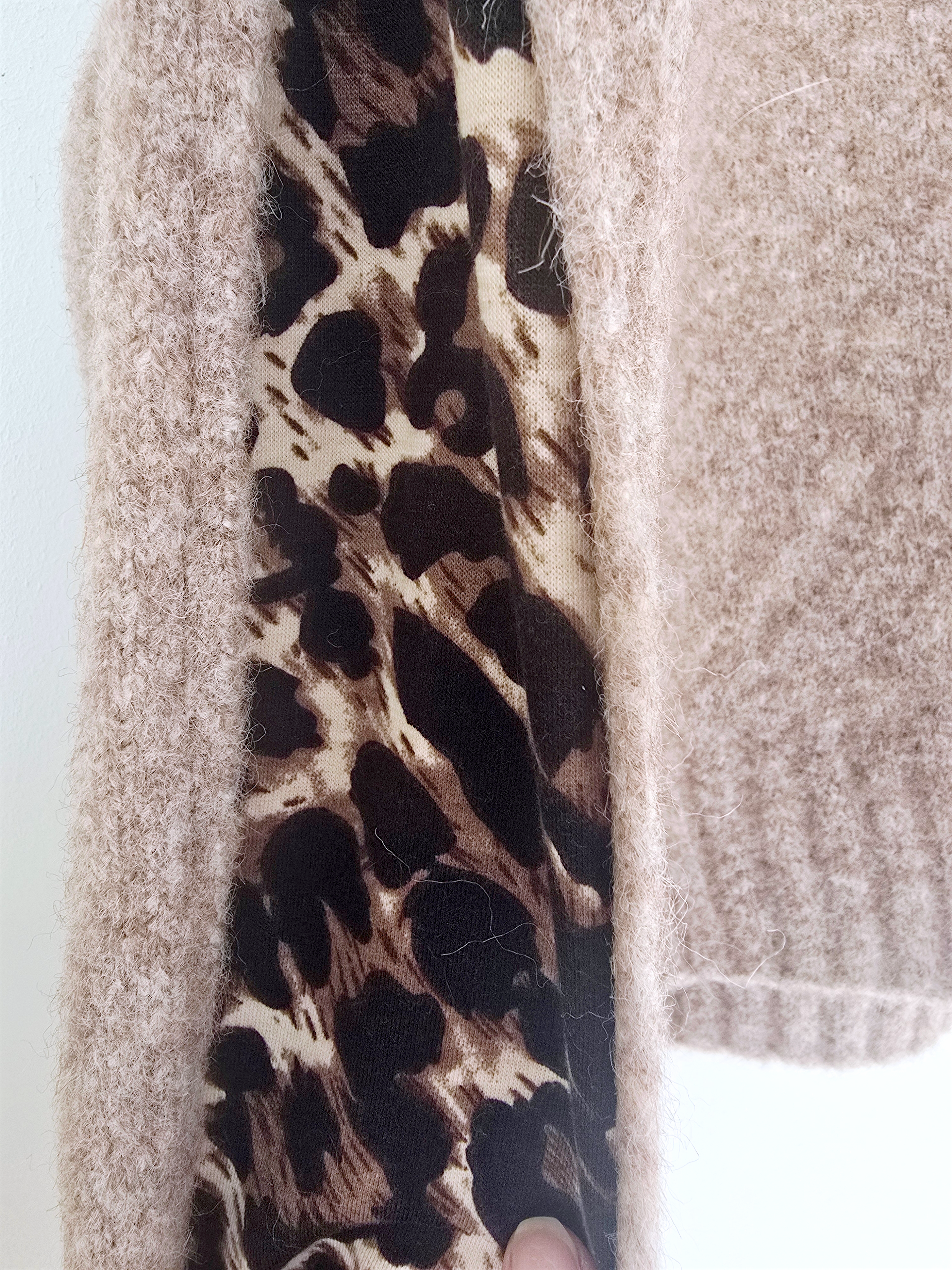 Cardigan beige chiné à maille chaude coeur léopard.