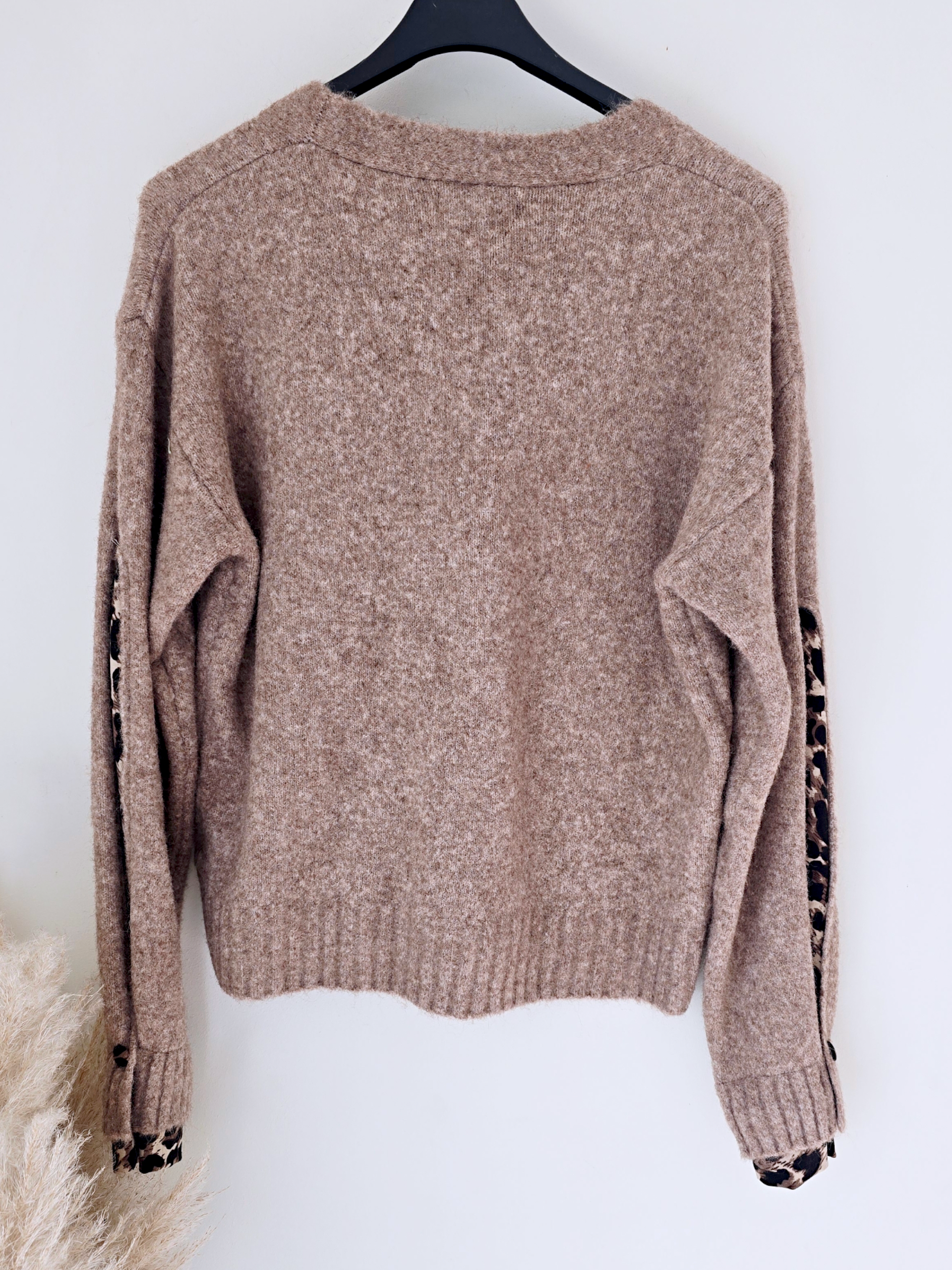 Cardigan beige chiné à maille chaude coeur léopard.