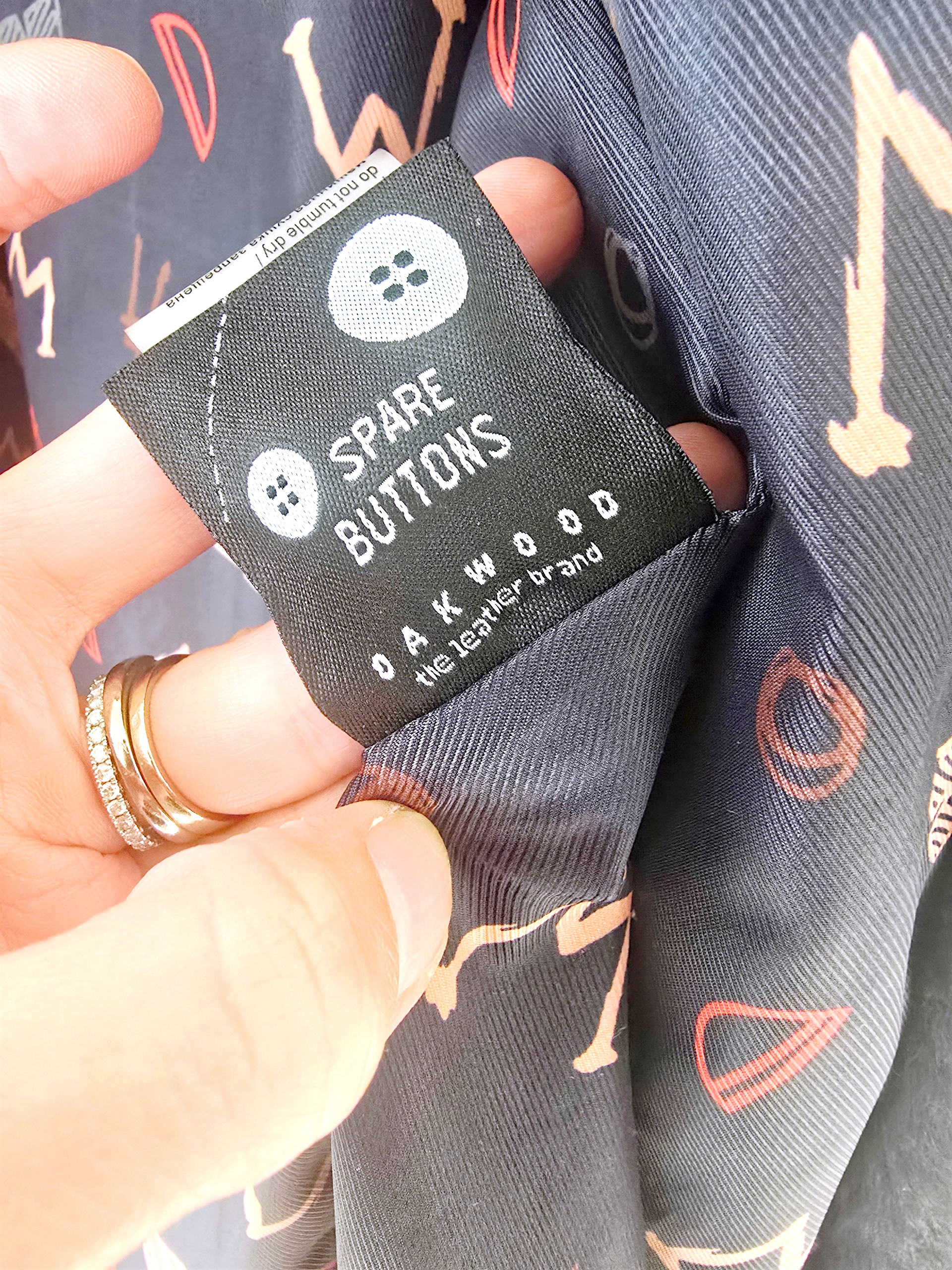 Manteau fausse fourrure noire à capuche sans manche.