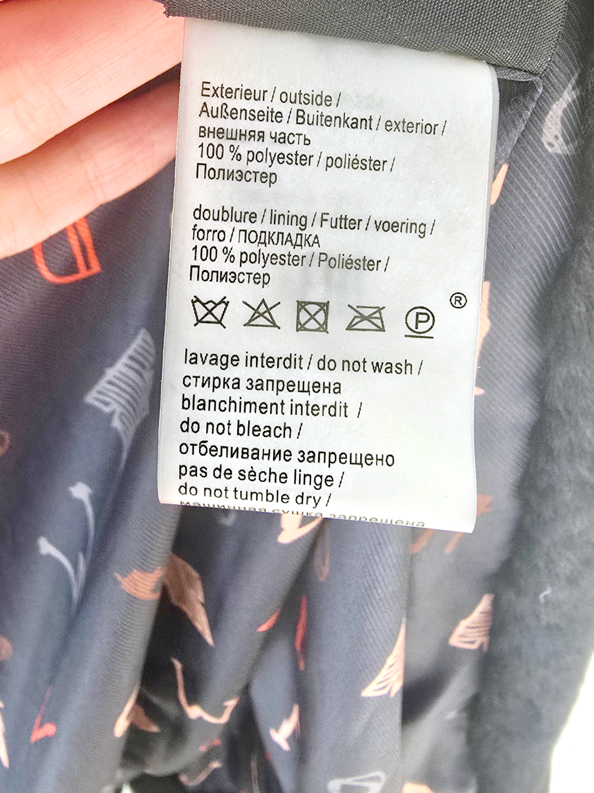 Manteau fausse fourrure noire à capuche sans manche.