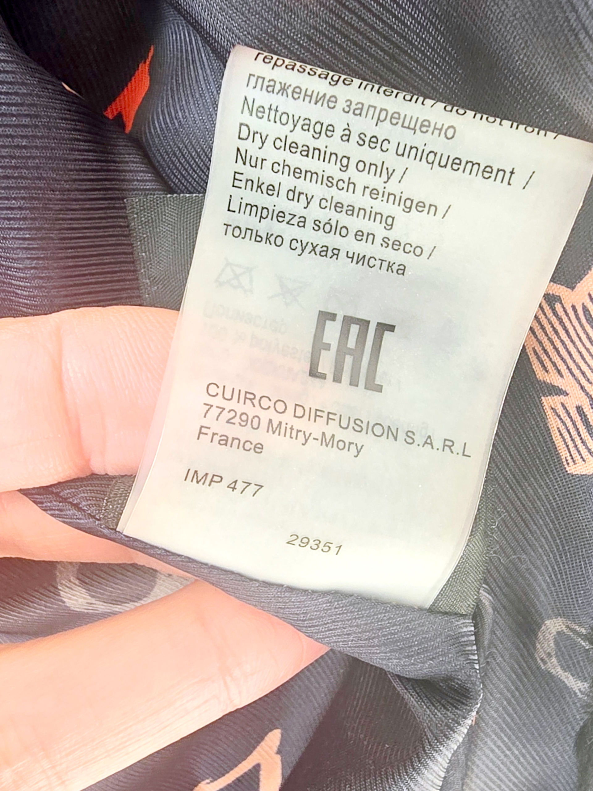 Manteau fausse fourrure noire à capuche sans manche.