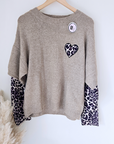 Pull beige chiné à maille chaude coeur léopard.