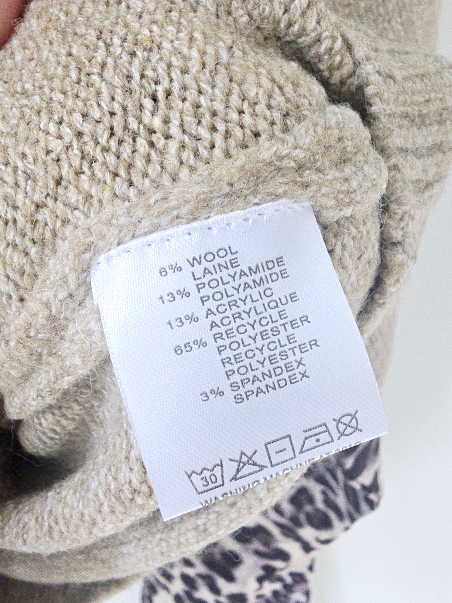 Pull beige chiné à maille chaude coeur léopard.