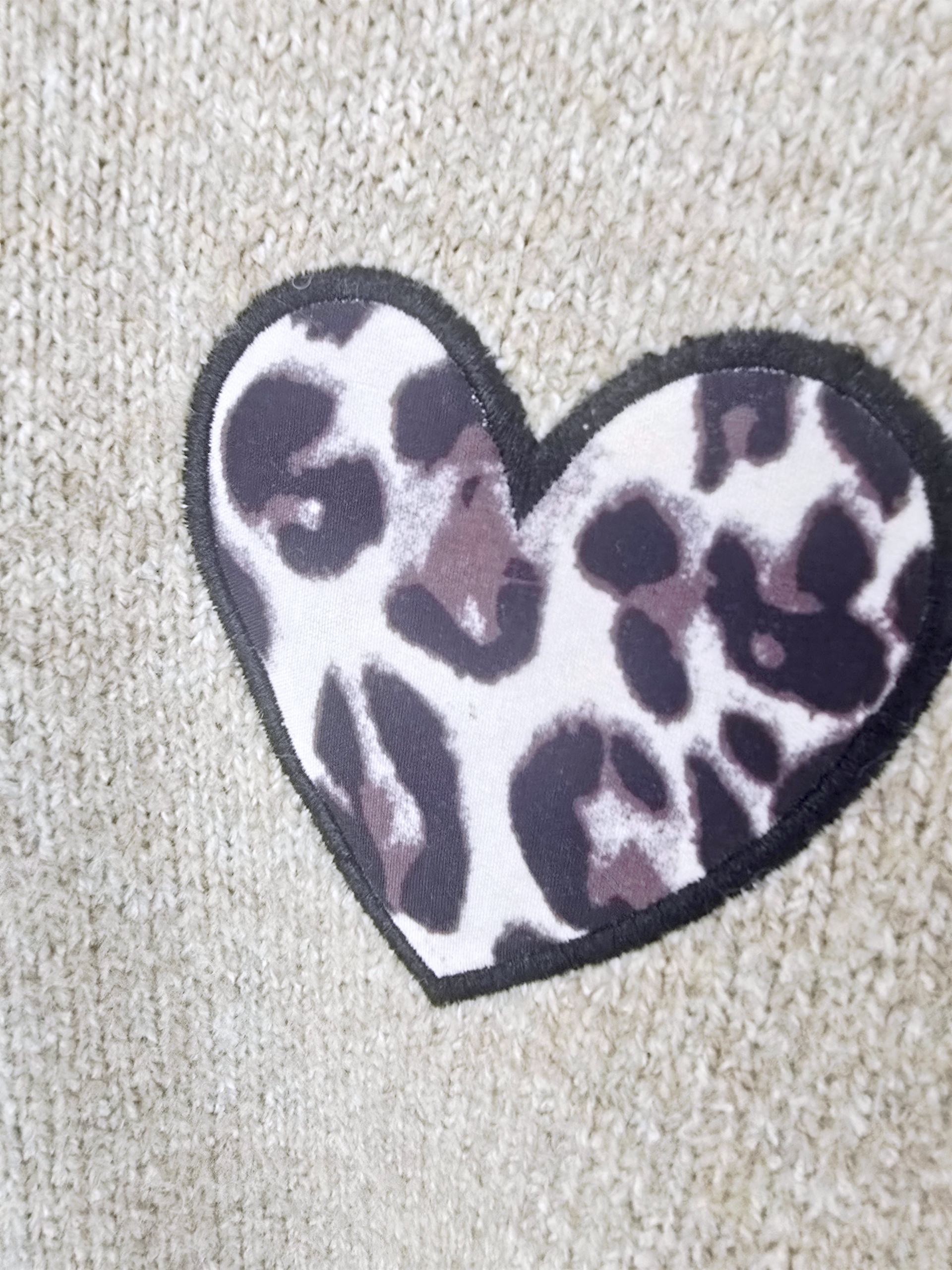 Pull beige chiné à maille chaude coeur léopard.