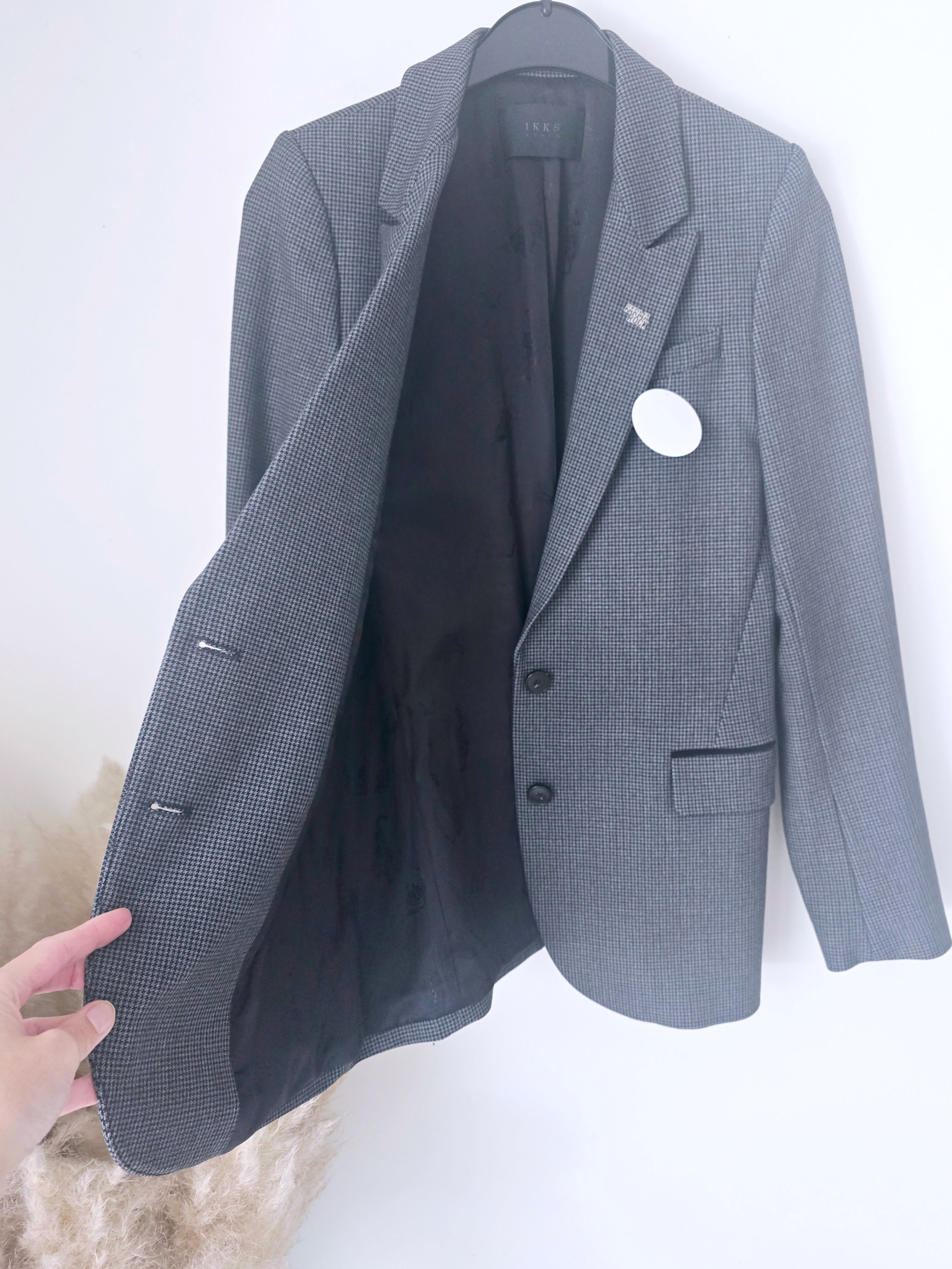 Veste chic noire &amp; grise avec pin's