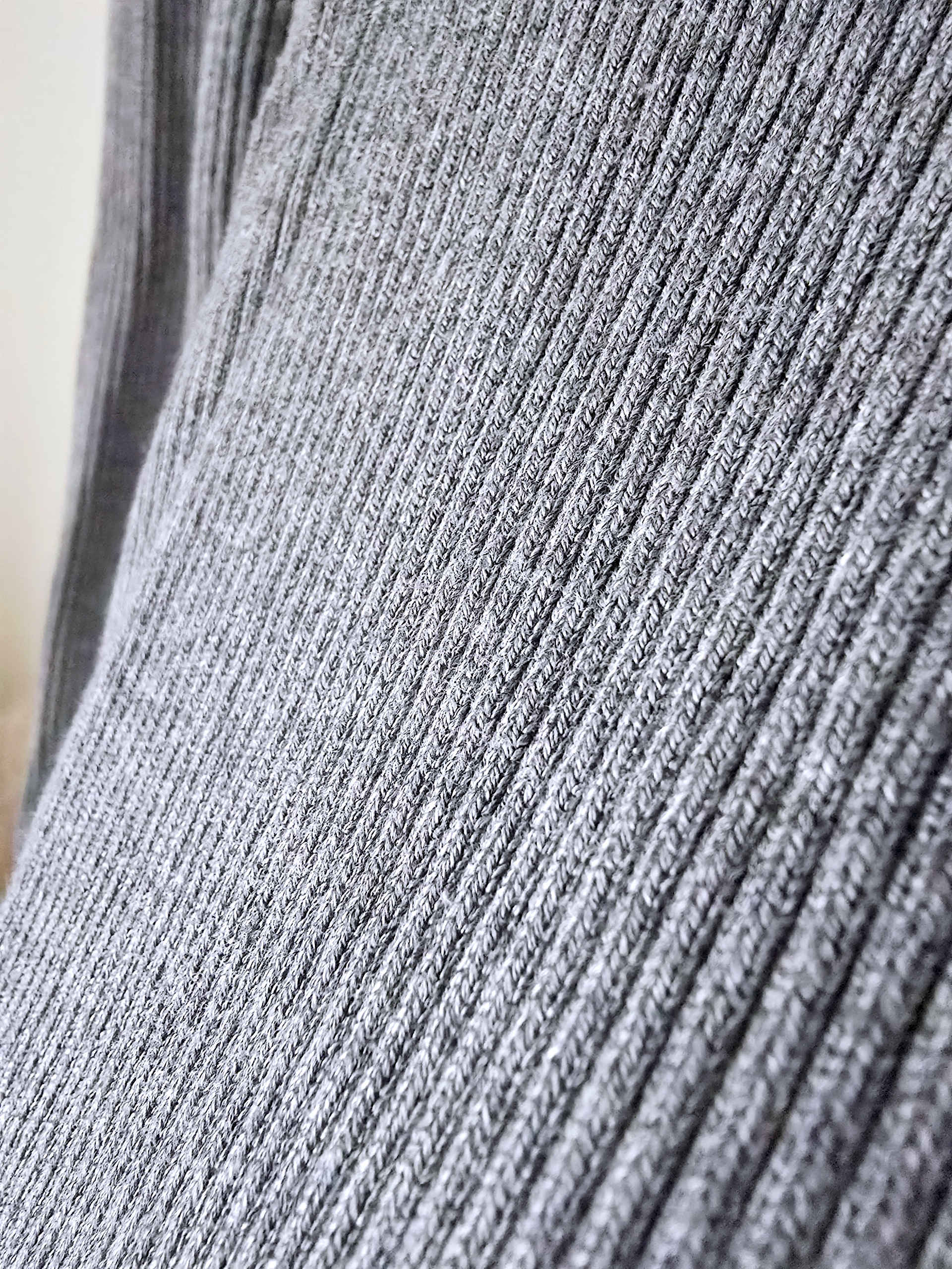 Robe grise à maille côtelée