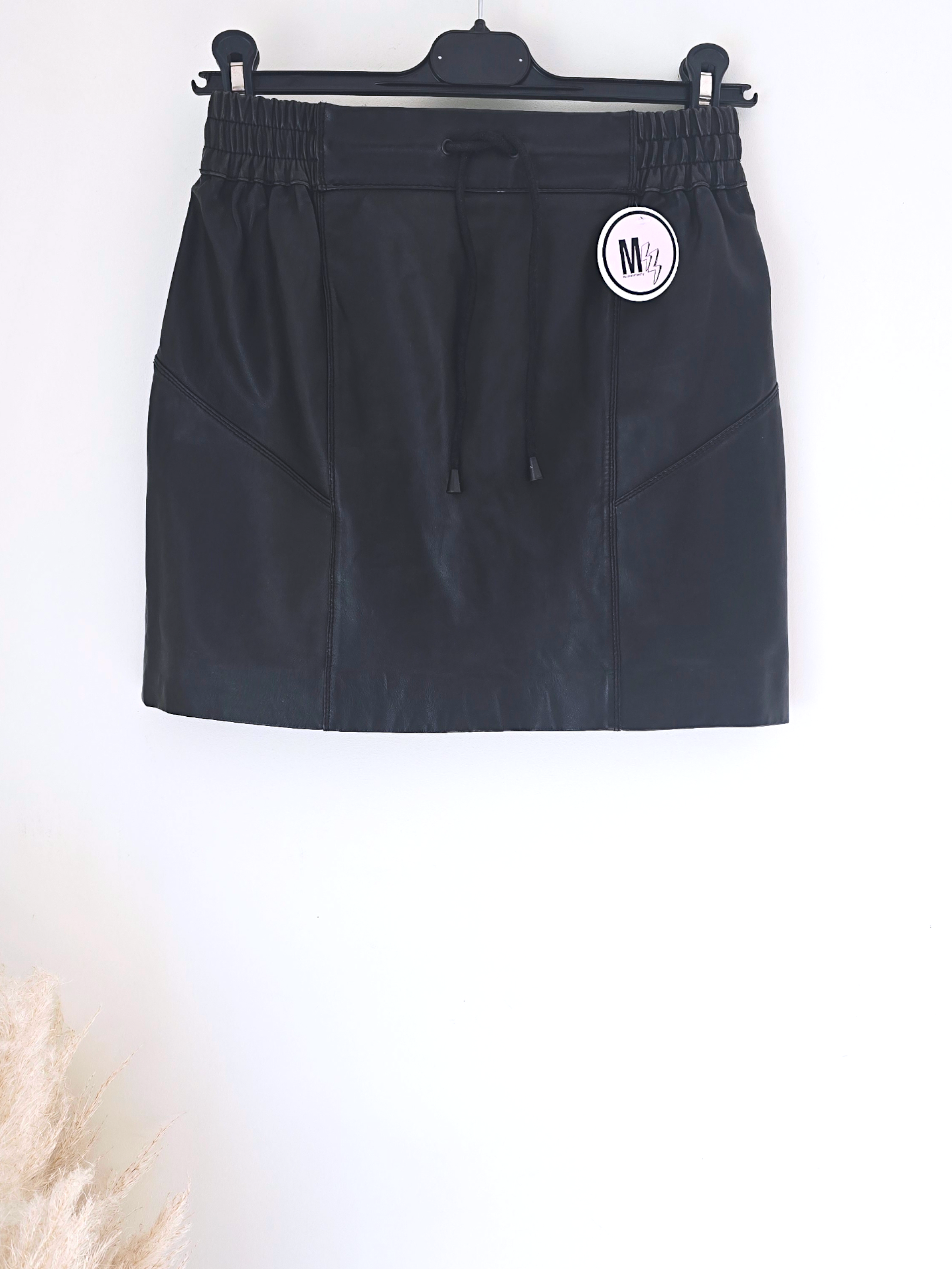 Jupe noire 100% cuir agneau.