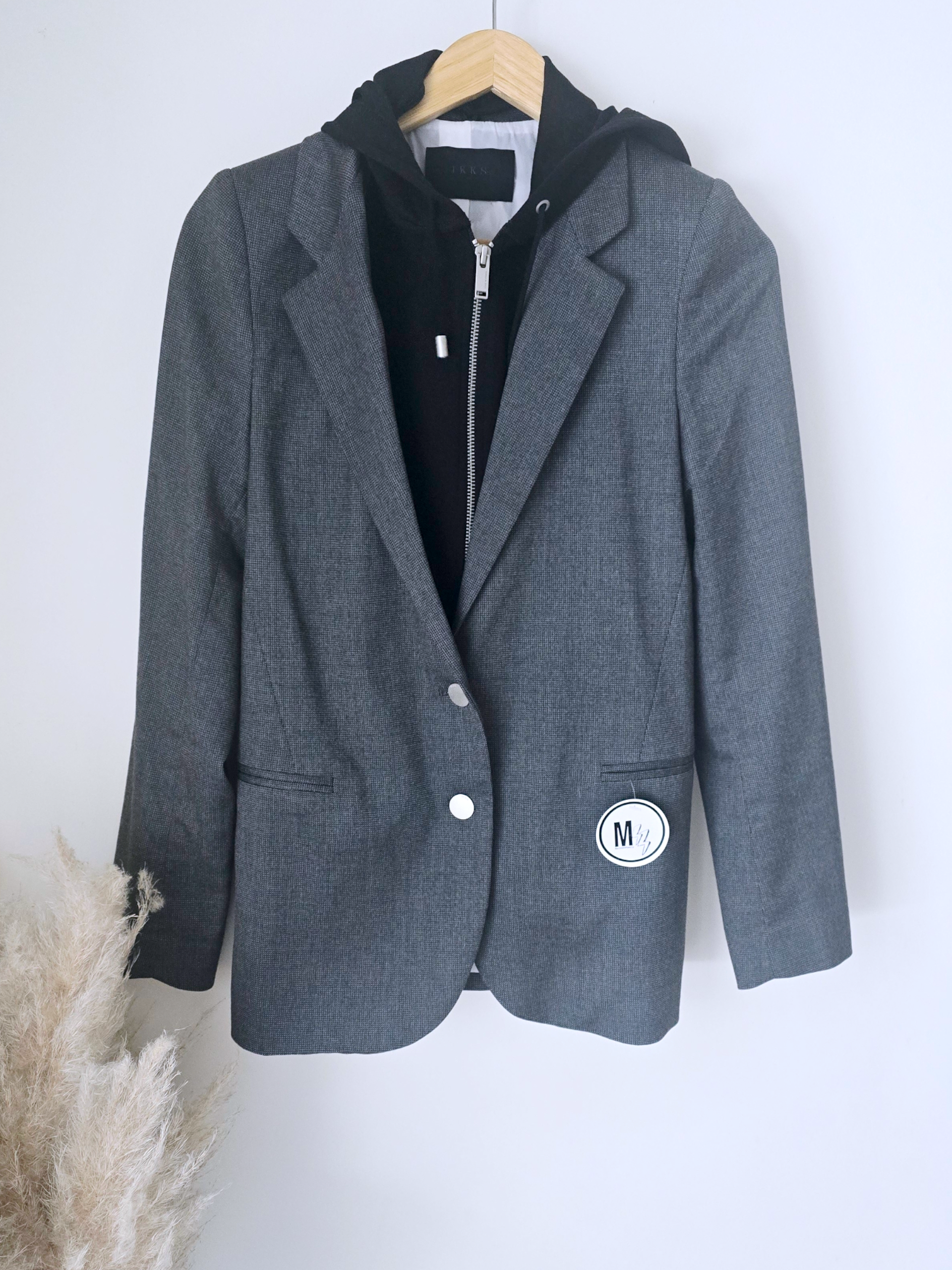 Veste noire et grise à capuche