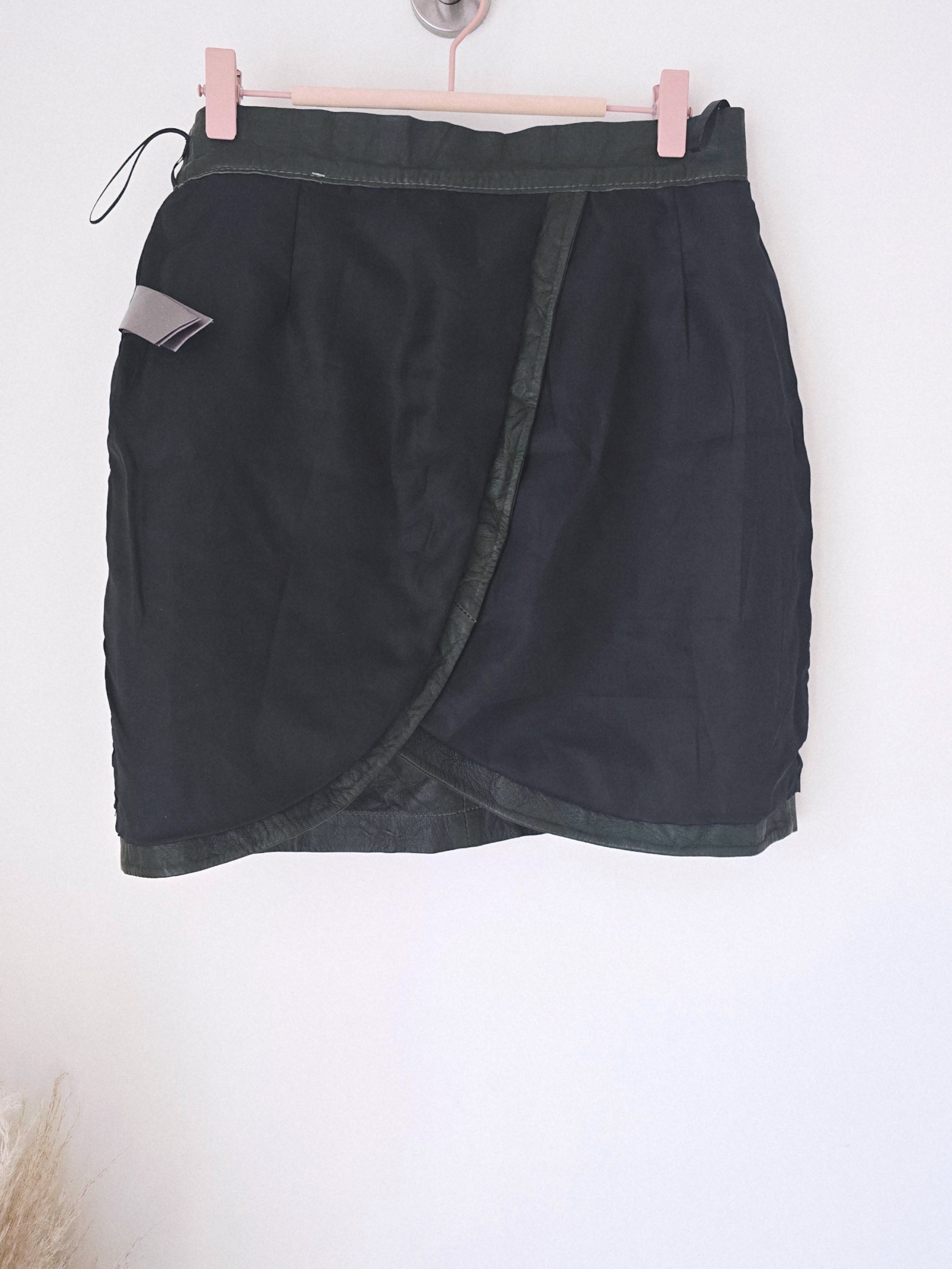 Jupe vert-kaki 100% cuir d'agneau froissé - 𝐌𝐚𝐫𝐢𝐧𝐚𝟒𝟒𝐟𝐚𝐦𝐢𝐥𝐲