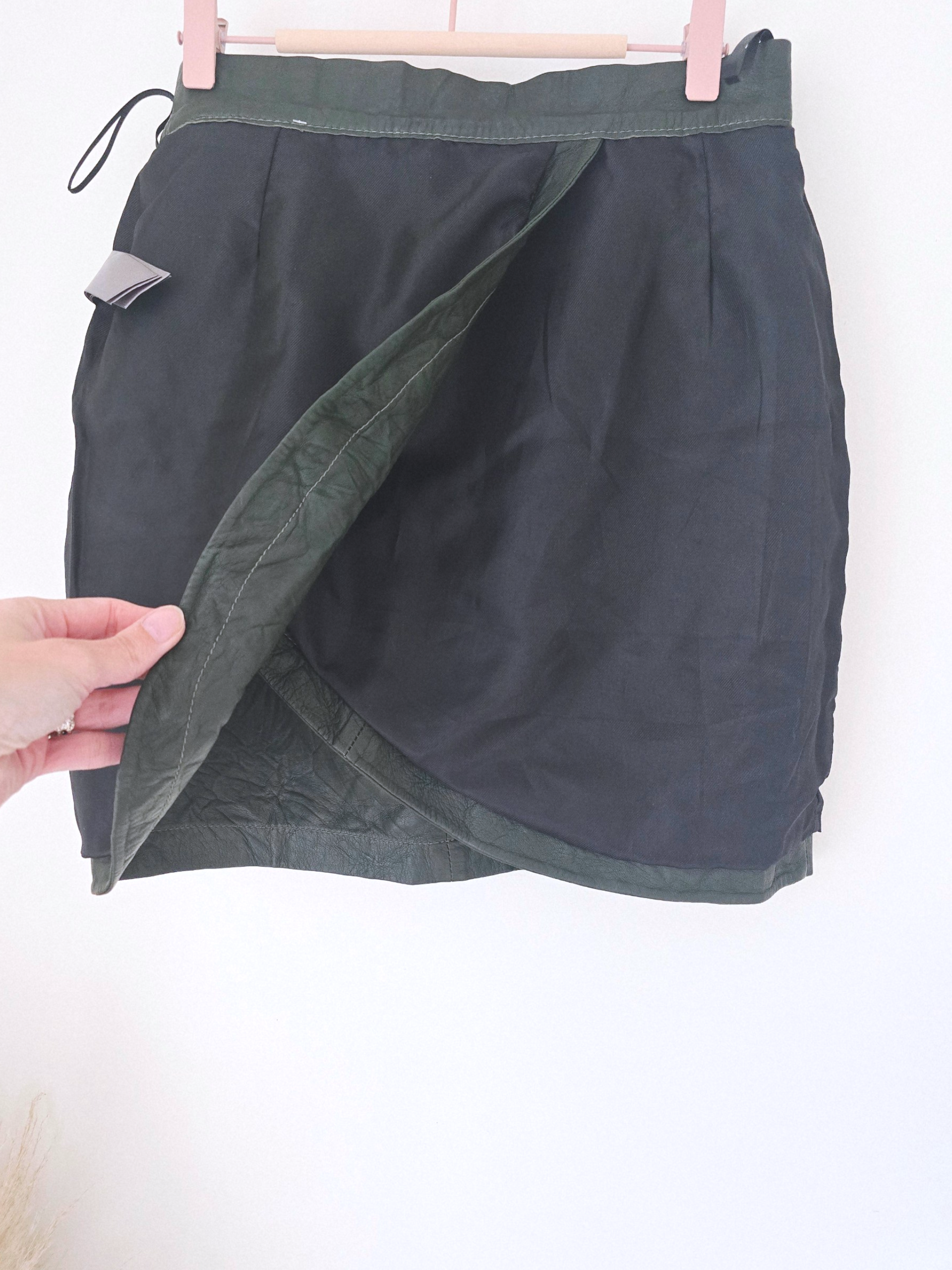 Jupe vert-kaki 100% cuir d'agneau froissé - 𝐌𝐚𝐫𝐢𝐧𝐚𝟒𝟒𝐟𝐚𝐦𝐢𝐥𝐲