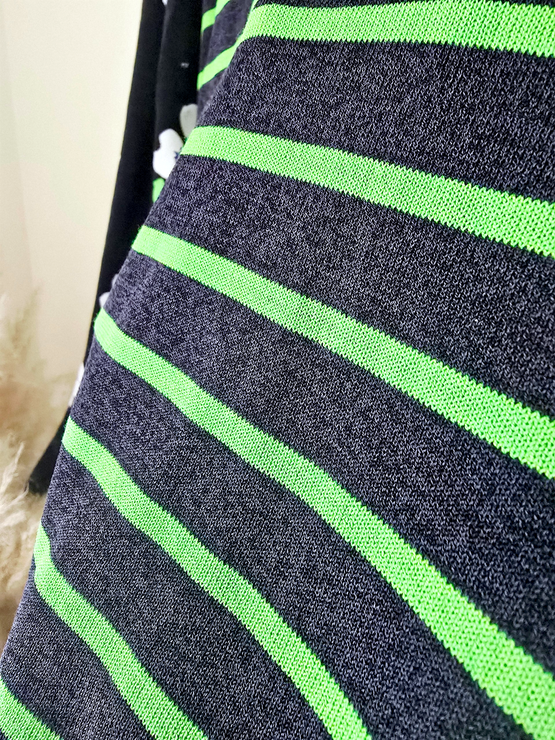 Cardigan bleu marine délavé à imprimé vert fluo - 𝐌𝐚𝐫𝐢𝐧𝐚𝟒𝟒𝐟𝐚𝐦𝐢𝐥𝐲