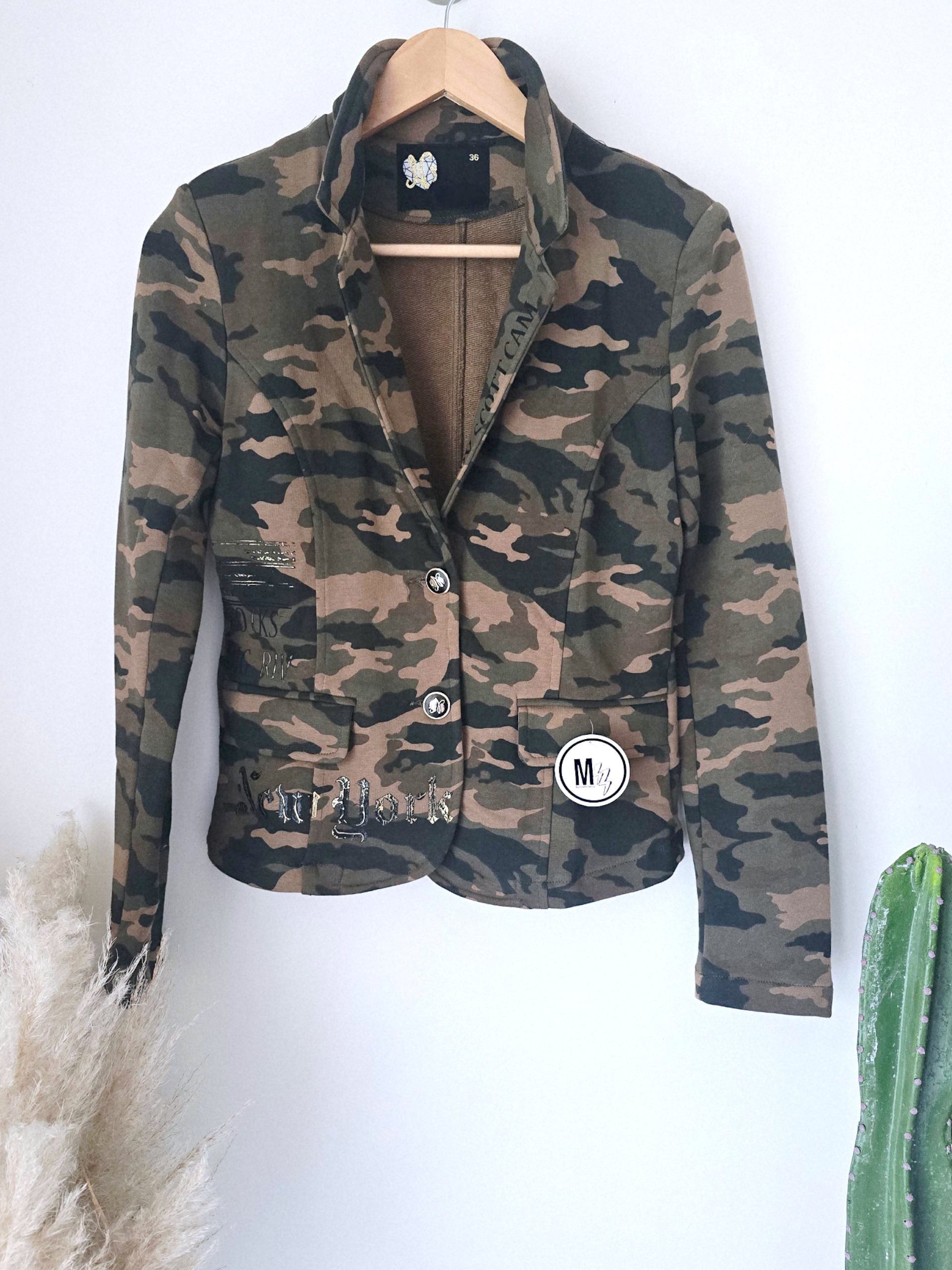 Veste cintrée camouflage kaki avec dessin et inscriptions dorées - 𝐌𝐚𝐫𝐢𝐧𝐚𝟒𝟒𝐟𝐚𝐦𝐢𝐥𝐲
