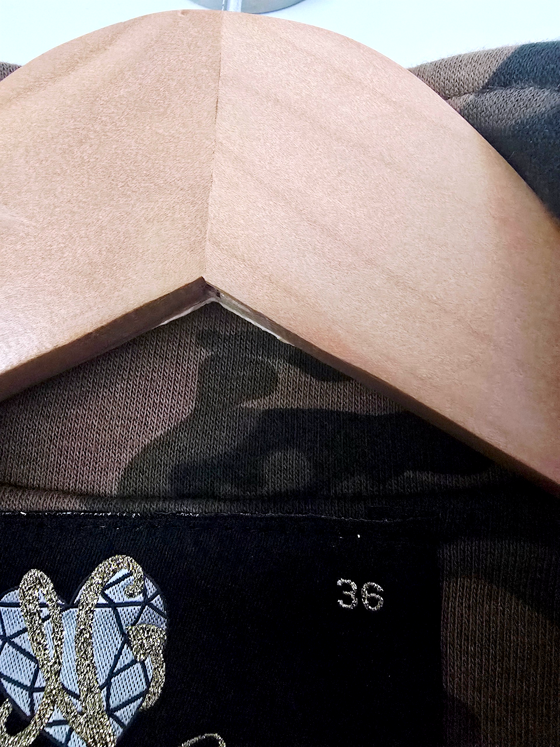 Veste cintrée camouflage kaki avec dessin et inscriptions dorées - 𝐌𝐚𝐫𝐢𝐧𝐚𝟒𝟒𝐟𝐚𝐦𝐢𝐥𝐲