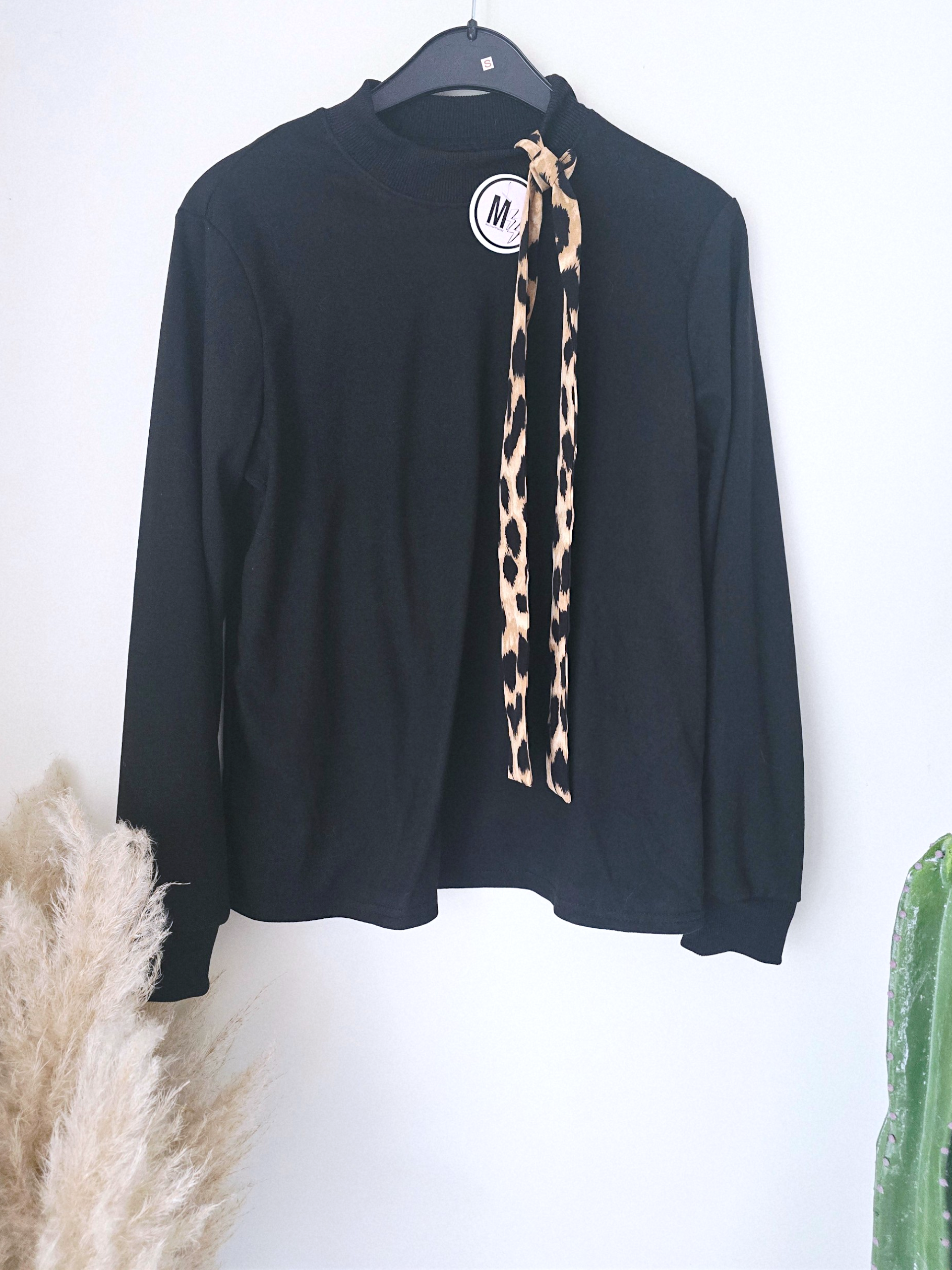 Sweat noir à cravate léopard - 𝐌𝐚𝐫𝐢𝐧𝐚𝟒𝟒𝐟𝐚𝐦𝐢𝐥𝐲