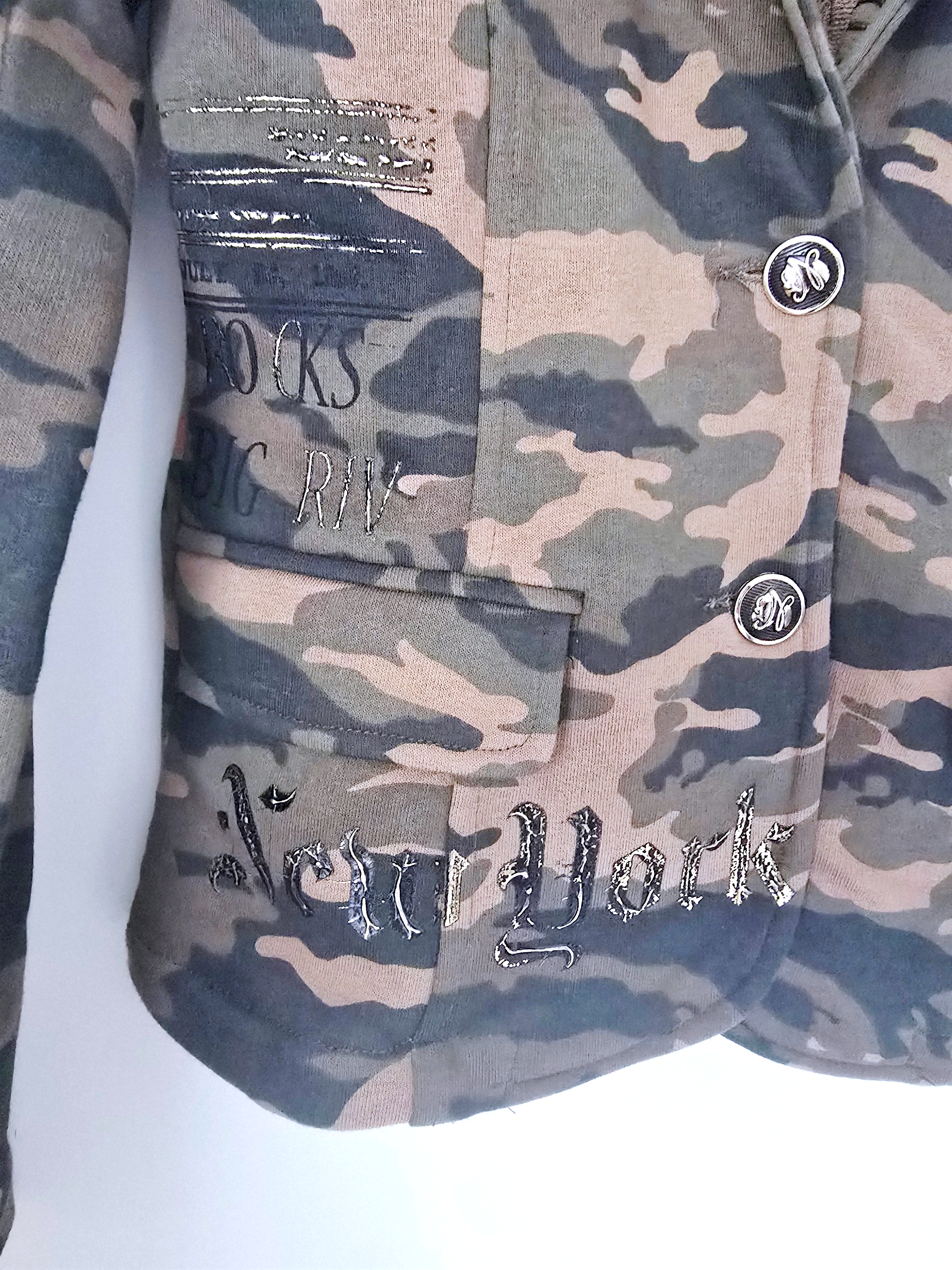 Veste cintrée camouflage kaki avec dessin et inscriptions dorées - 𝐌𝐚𝐫𝐢𝐧𝐚𝟒𝟒𝐟𝐚𝐦𝐢𝐥𝐲