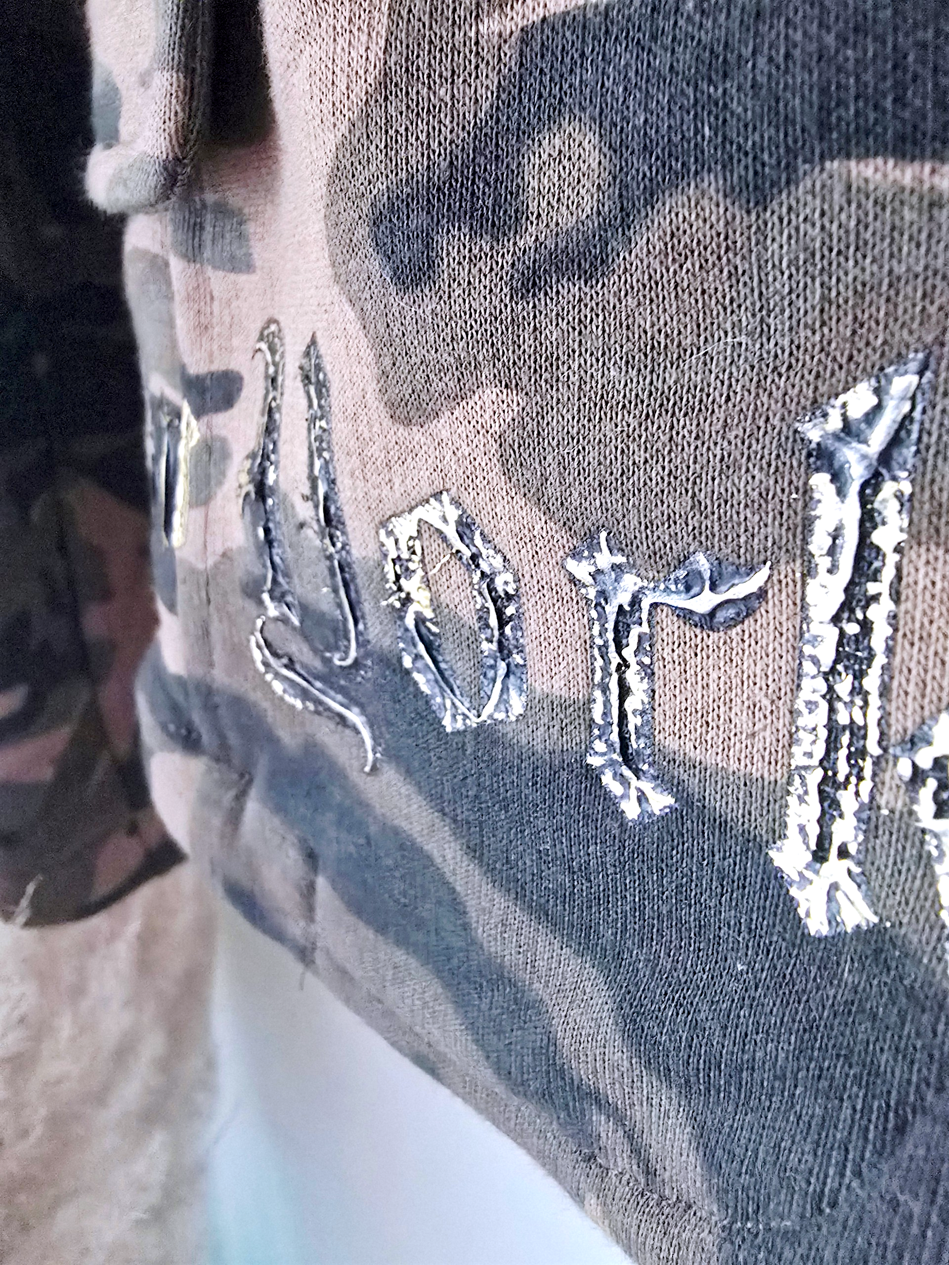 Veste cintrée camouflage kaki avec dessin et inscriptions dorées - 𝐌𝐚𝐫𝐢𝐧𝐚𝟒𝟒𝐟𝐚𝐦𝐢𝐥𝐲