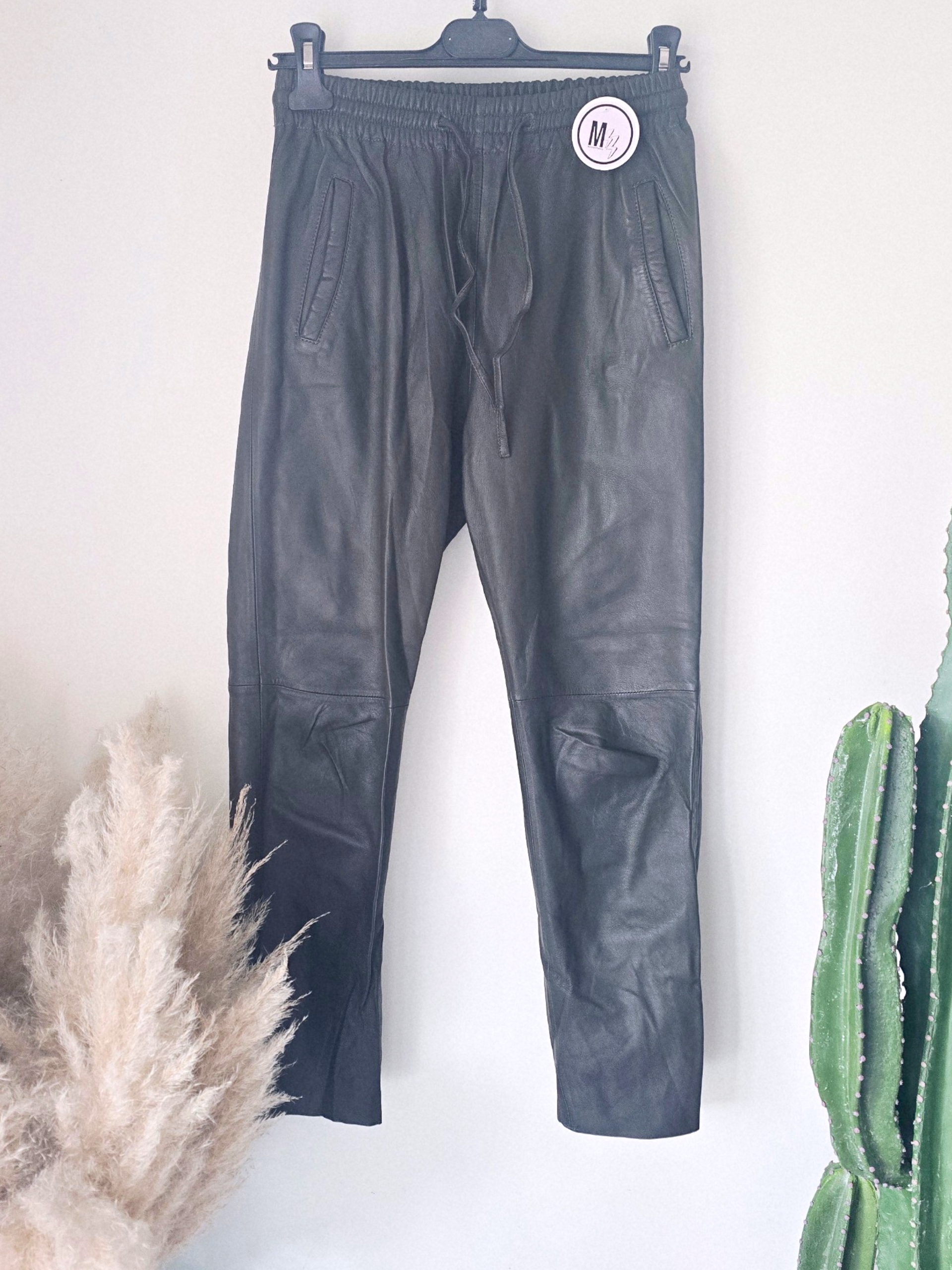 Pantalon kaki 100% cuir - 𝐌𝐚𝐫𝐢𝐧𝐚𝟒𝟒𝐟𝐚𝐦𝐢𝐥𝐲