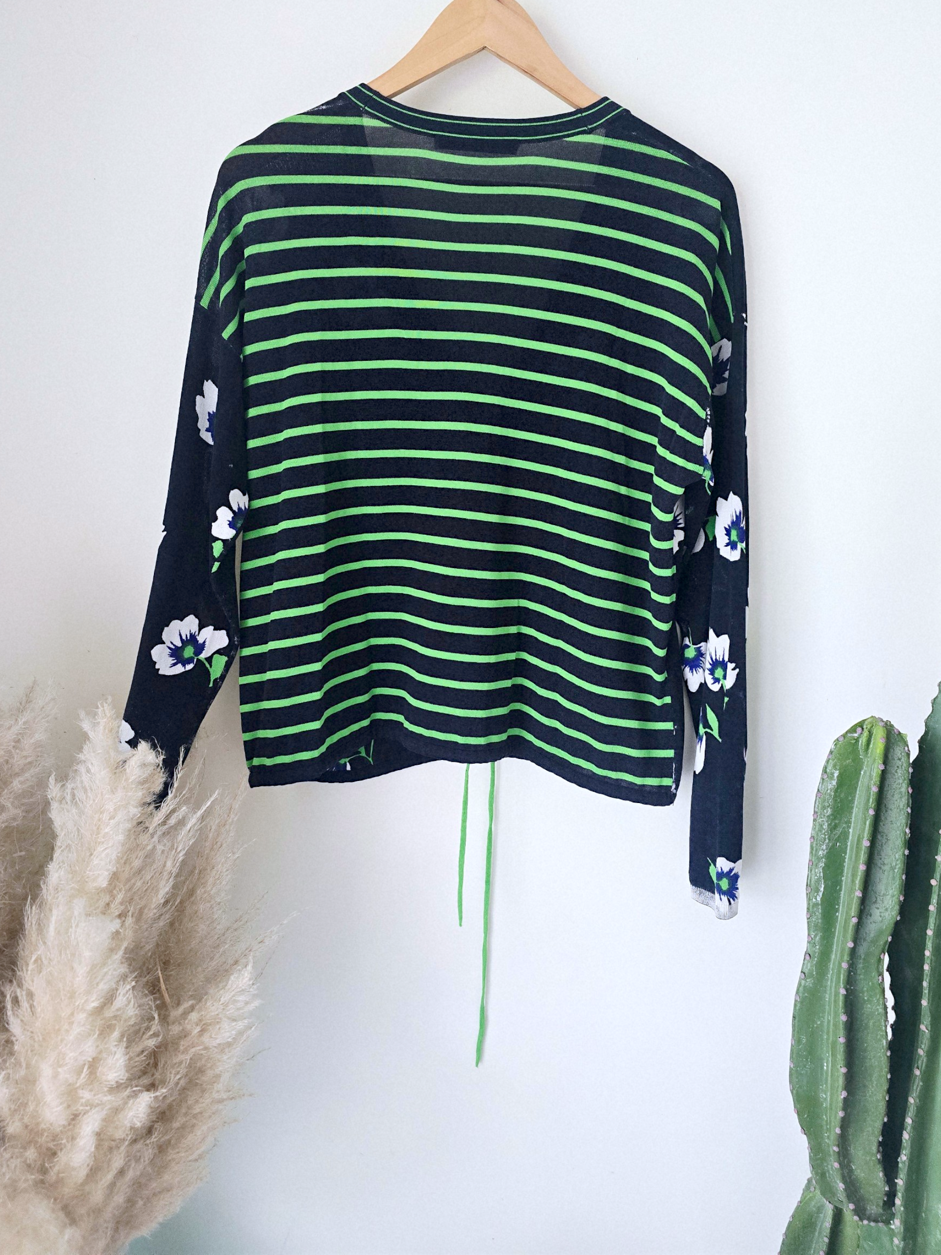 Cardigan bleu marine délavé à imprimé vert fluo - 𝐌𝐚𝐫𝐢𝐧𝐚𝟒𝟒𝐟𝐚𝐦𝐢𝐥𝐲