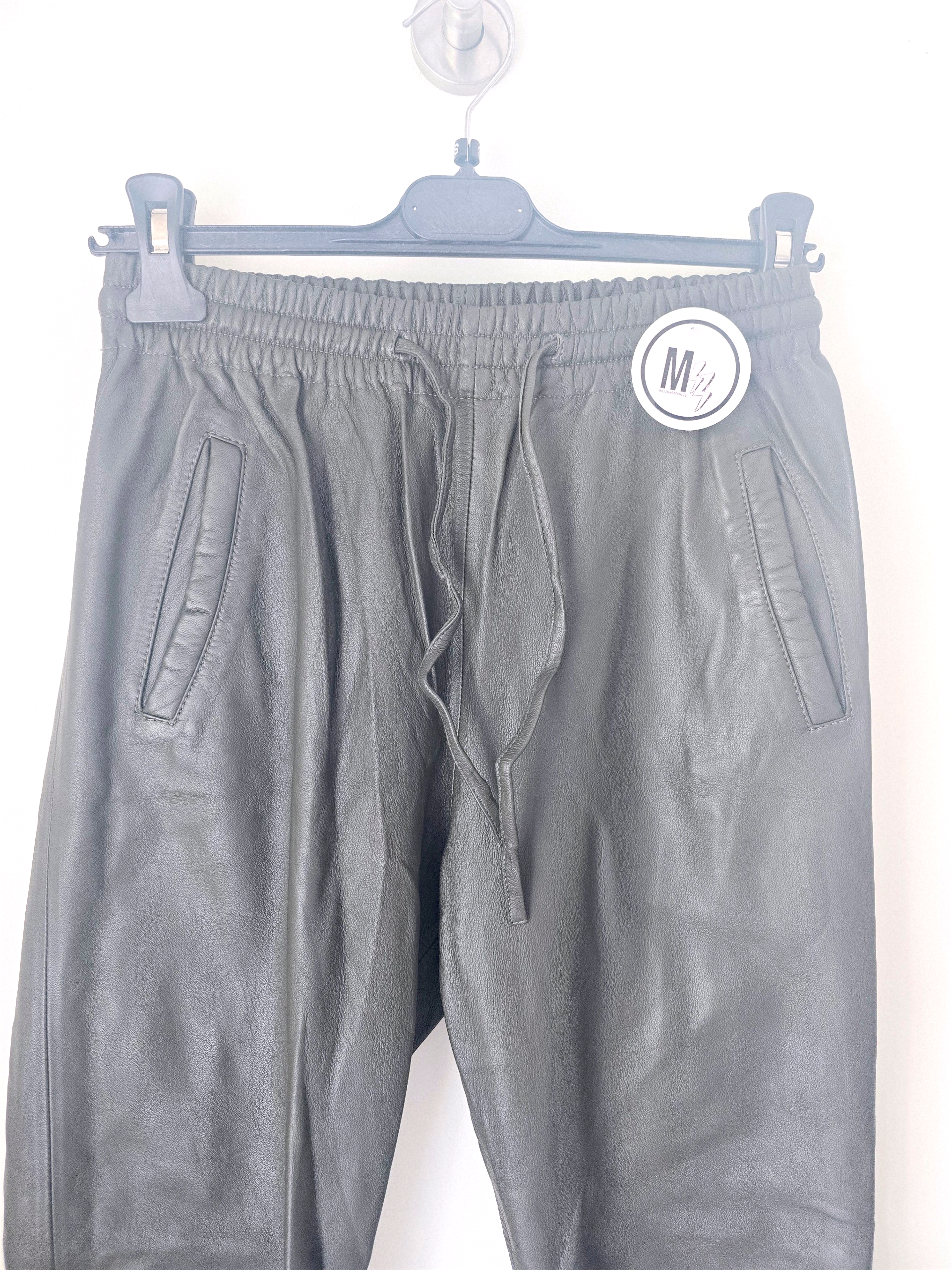 Pantalon kaki 100% cuir - 𝐌𝐚𝐫𝐢𝐧𝐚𝟒𝟒𝐟𝐚𝐦𝐢𝐥𝐲