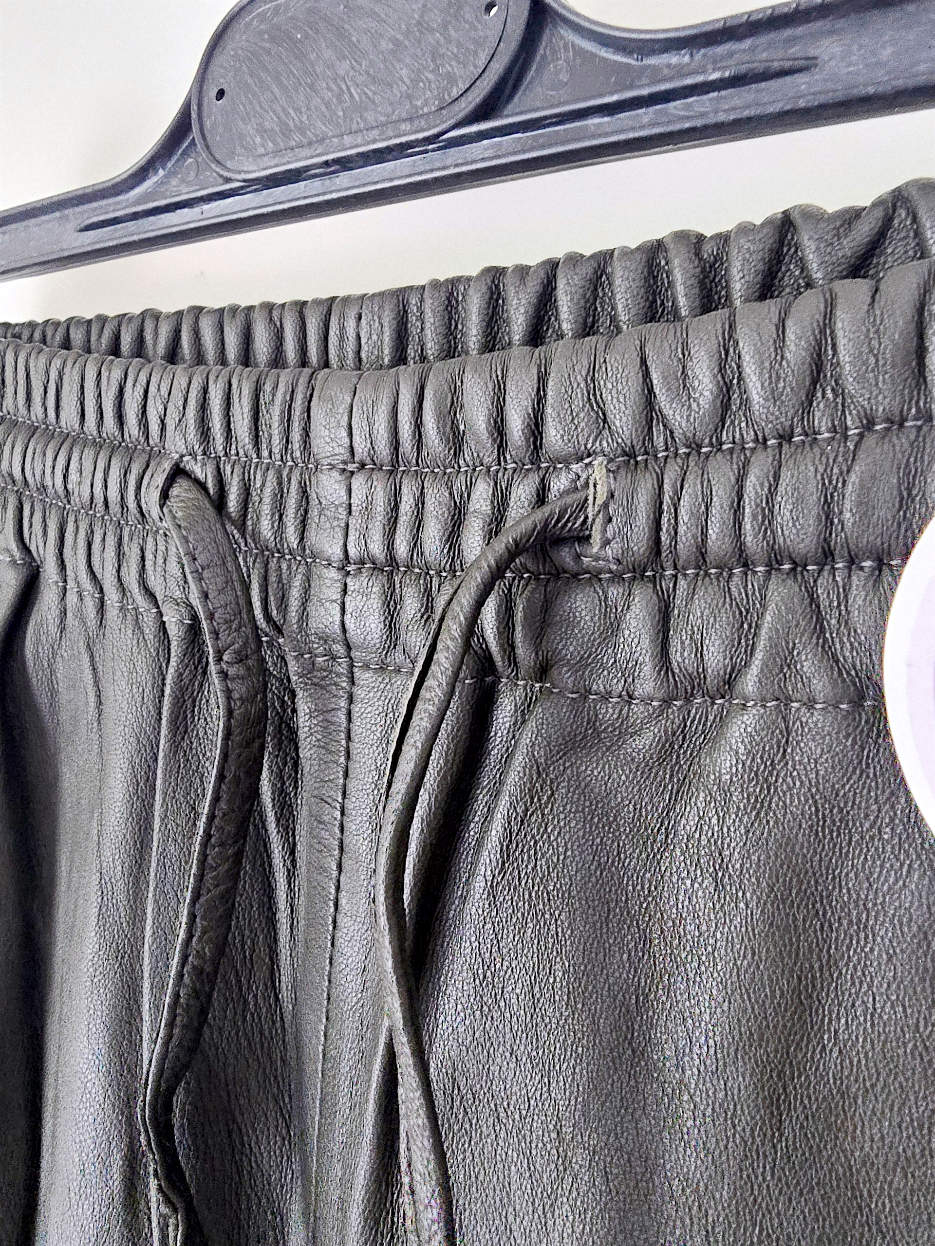 Pantalon kaki 100% cuir - 𝐌𝐚𝐫𝐢𝐧𝐚𝟒𝟒𝐟𝐚𝐦𝐢𝐥𝐲