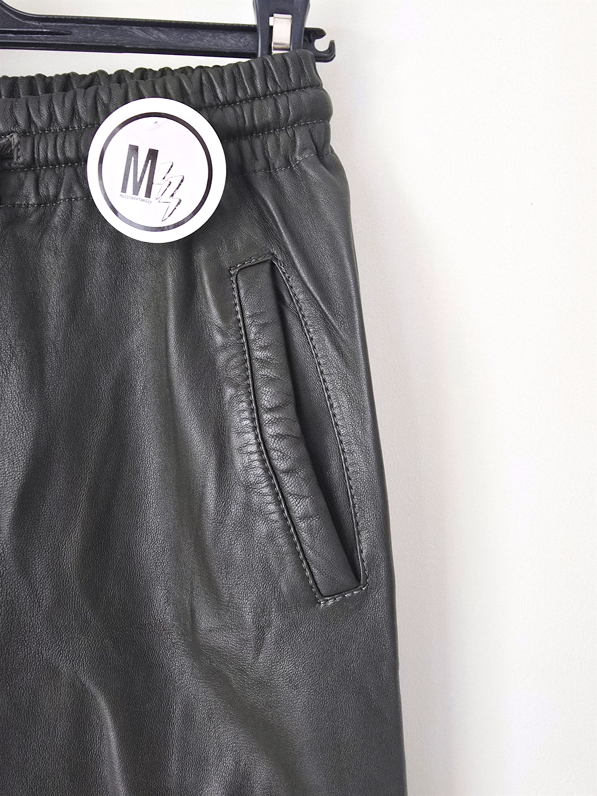 Pantalon kaki 100% cuir - 𝐌𝐚𝐫𝐢𝐧𝐚𝟒𝟒𝐟𝐚𝐦𝐢𝐥𝐲