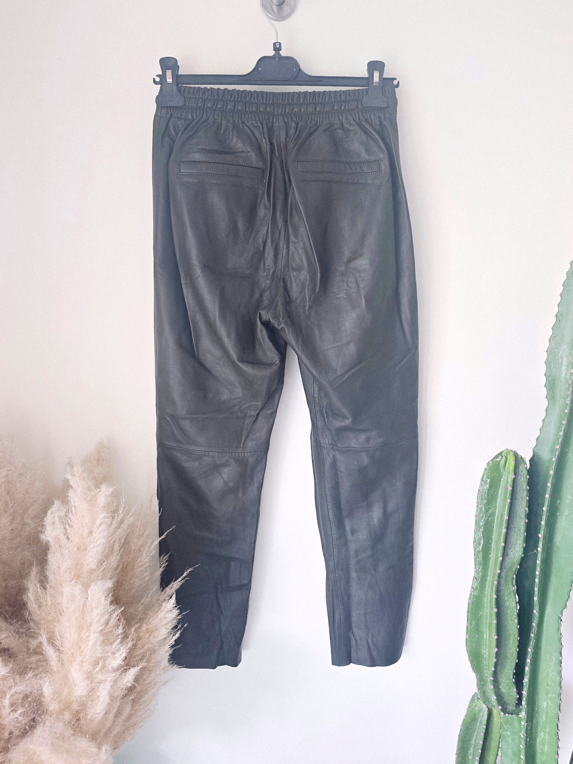 Pantalon kaki 100% cuir - 𝐌𝐚𝐫𝐢𝐧𝐚𝟒𝟒𝐟𝐚𝐦𝐢𝐥𝐲