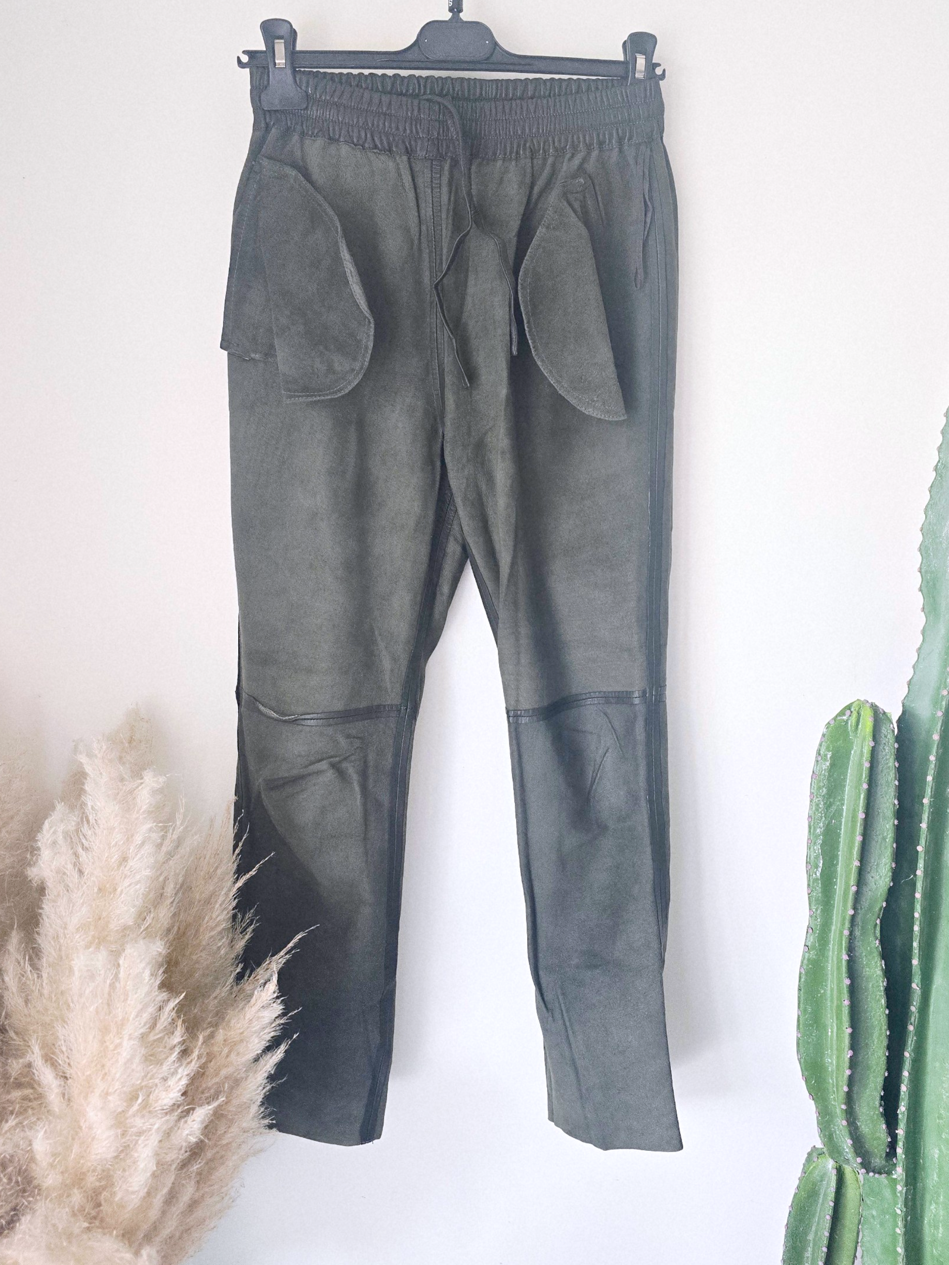 Pantalon kaki 100% cuir - 𝐌𝐚𝐫𝐢𝐧𝐚𝟒𝟒𝐟𝐚𝐦𝐢𝐥𝐲
